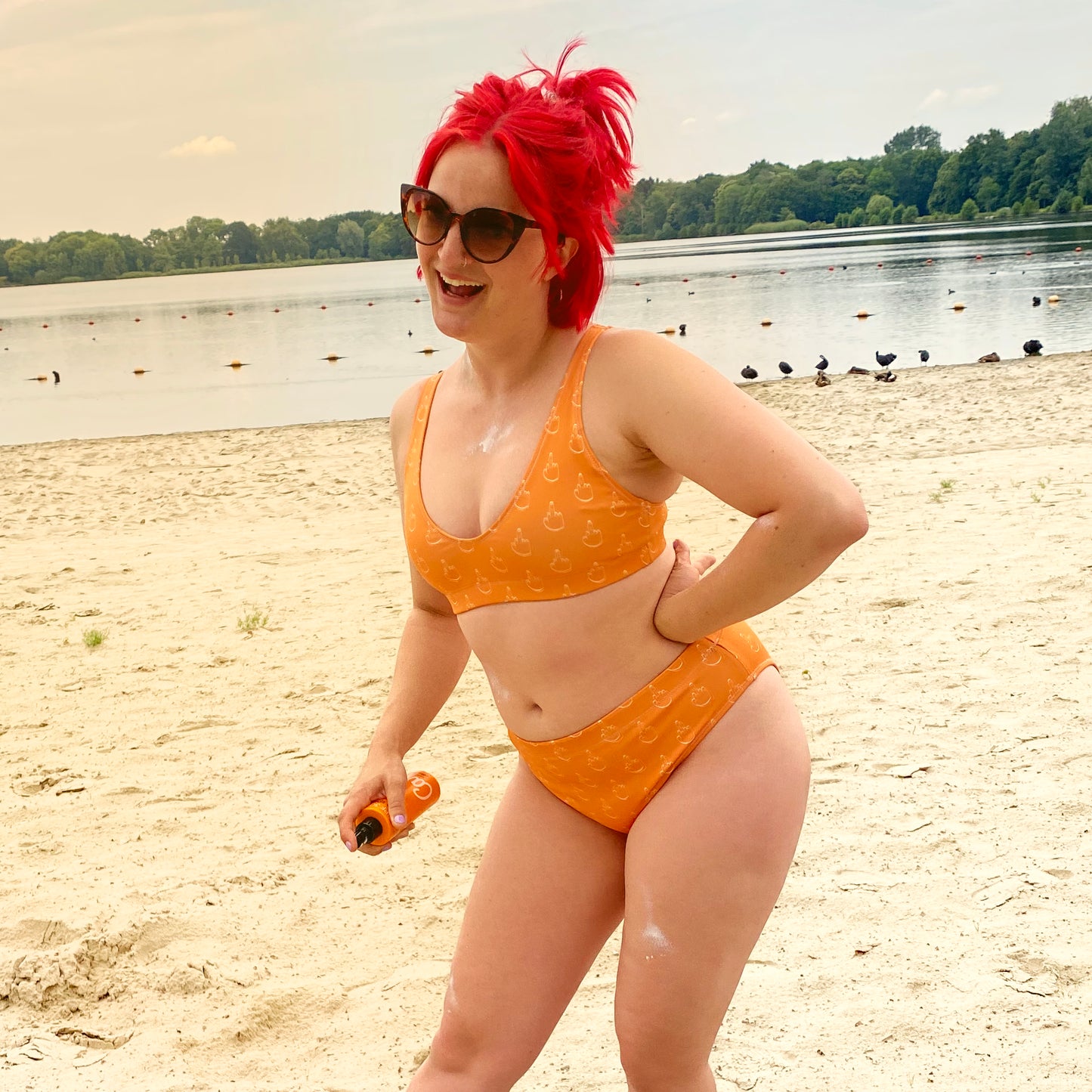 Bikini met tekening van dikke middelvinger door Anne Neuteboom cabaretier in Anne Neut Boetiek
