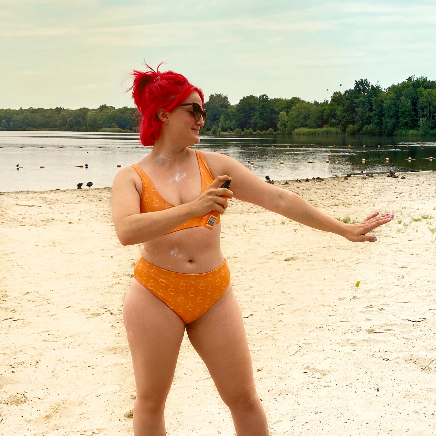Bikini met tekening van dikke middelvinger door Anne Neuteboom cabaretier in Anne Neut Boetiek