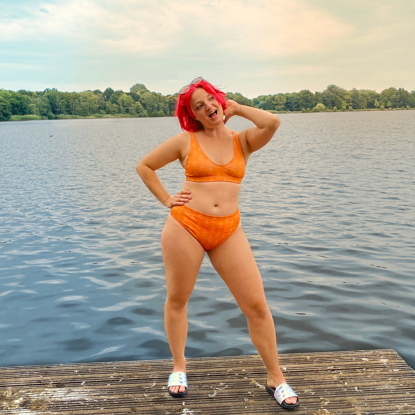 Bikini met tekening van dikke middelvinger door Anne Neuteboom cabaretier in Anne Neut Boetiek