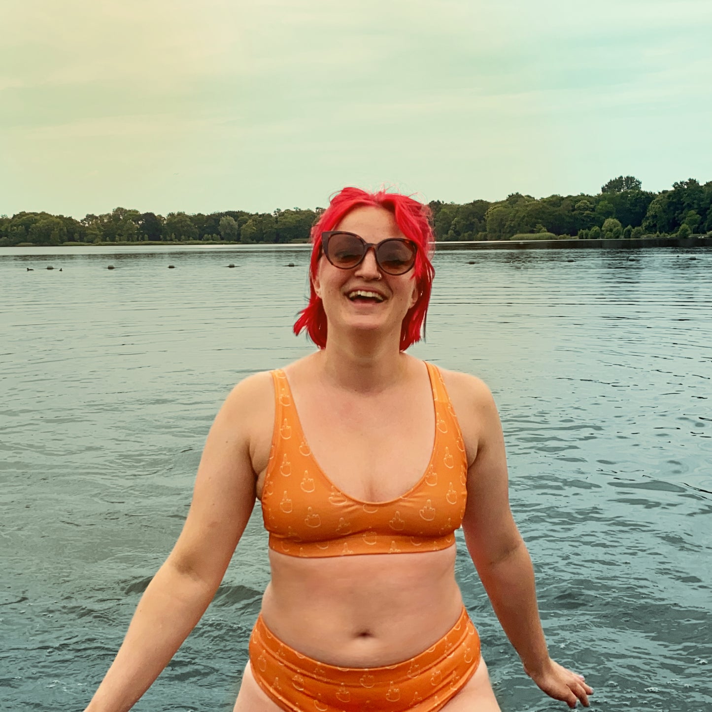 Bikini met tekening van dikke middelvinger door Anne Neuteboom cabaretier in Anne Neut Boetiek