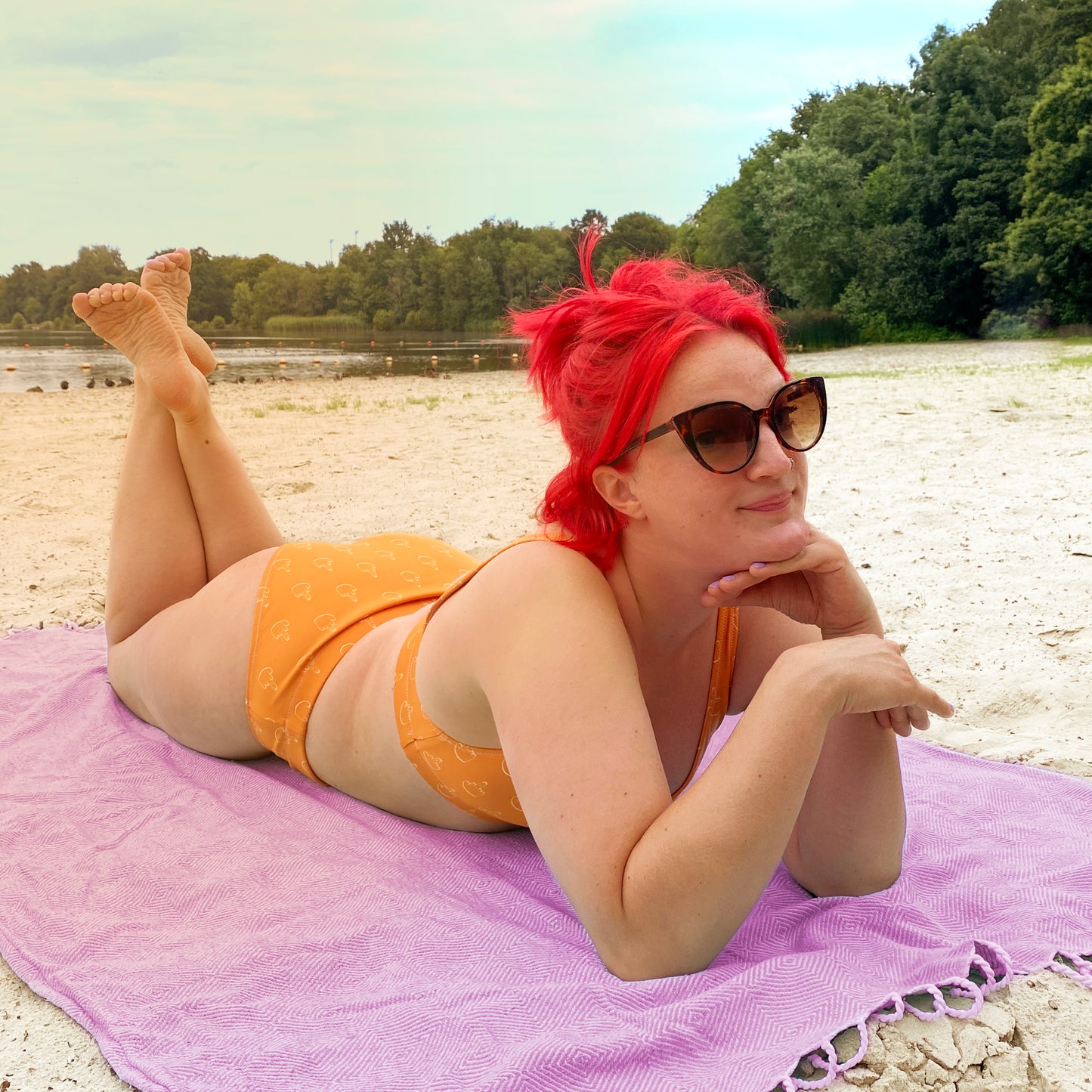 Bikini met tekening van dikke middelvinger door Anne Neuteboom cabaretier in Anne Neut Boetiek