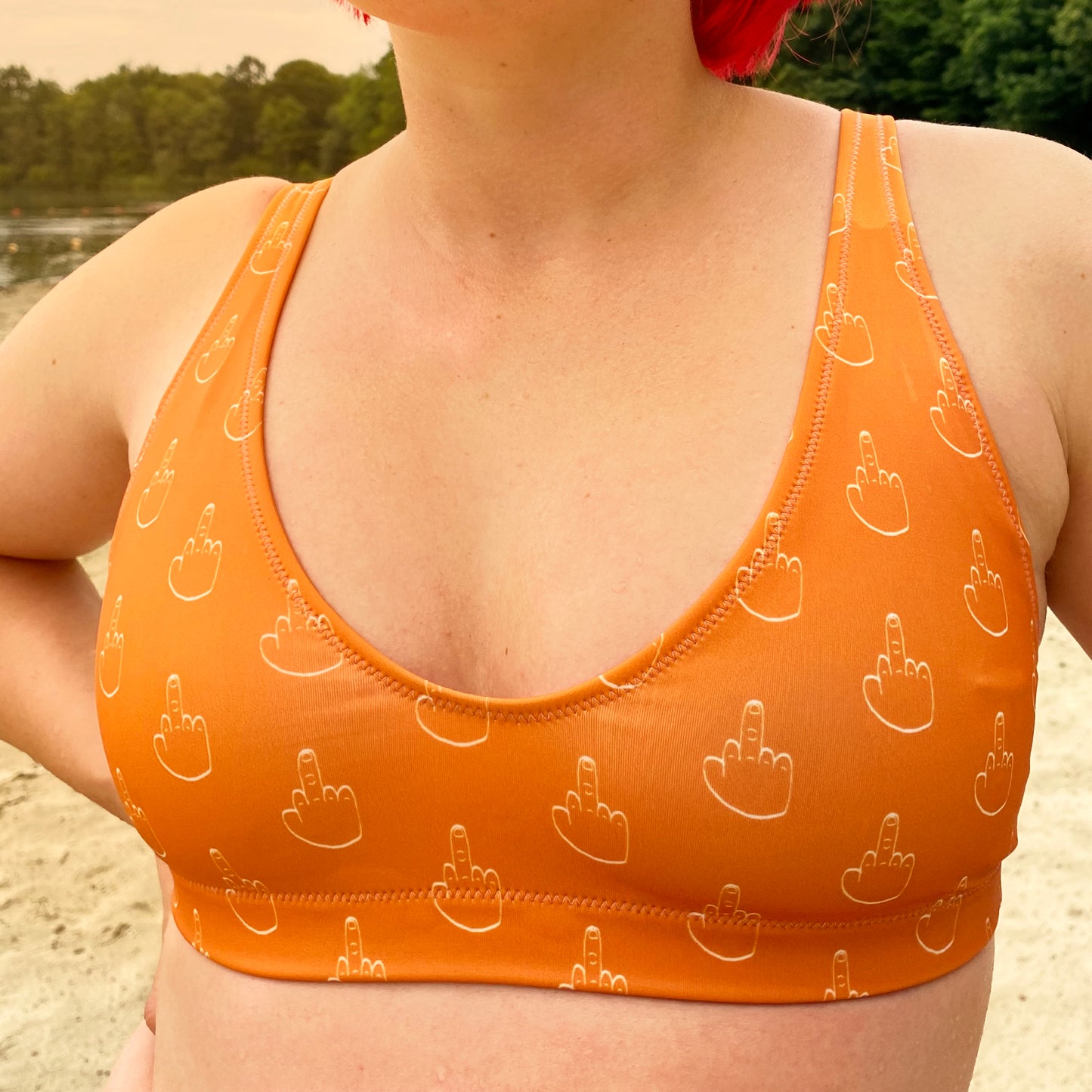 Bikini met tekening van dikke middelvinger door Anne Neuteboom cabaretier in Anne Neut Boetiek