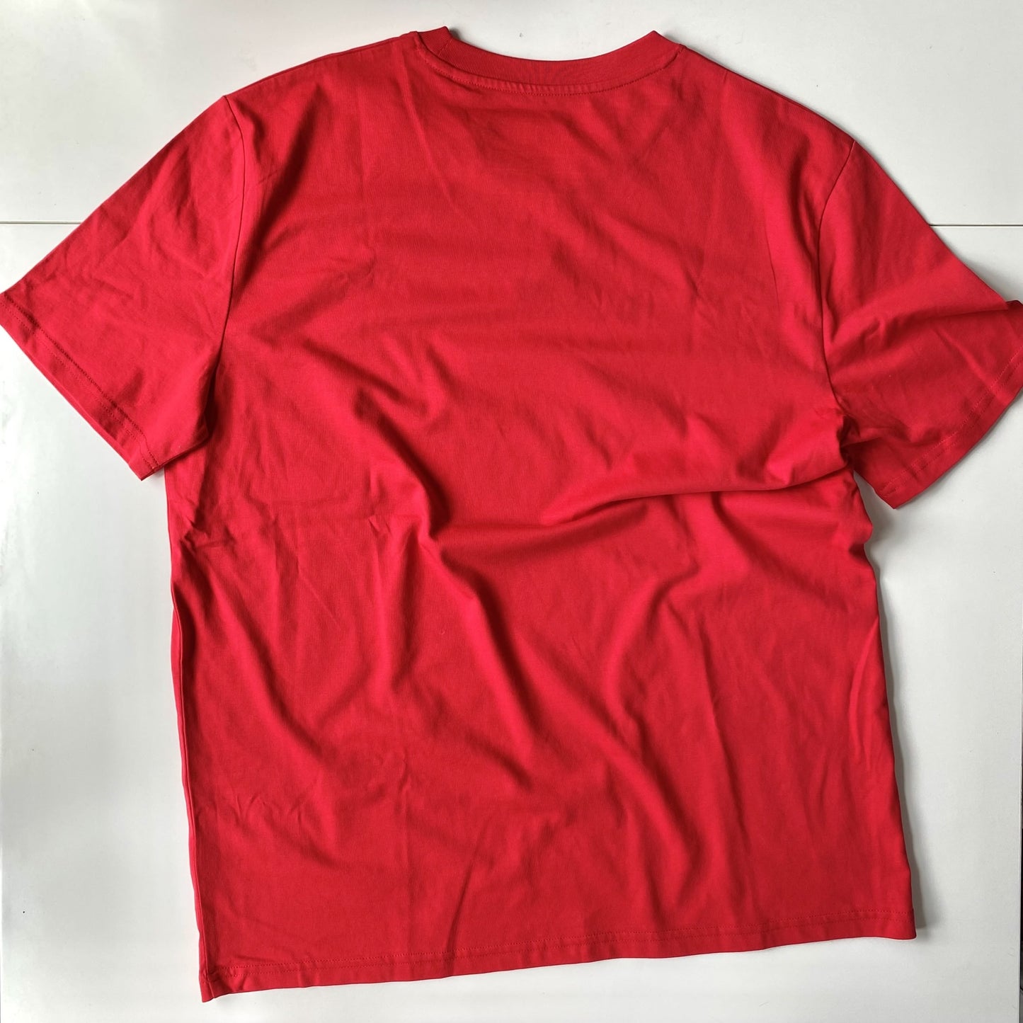 Shirt met borduurwerk van tekening van kotsende kat door Anne Neuteboom cabaretier in Anne Neut Boetiek