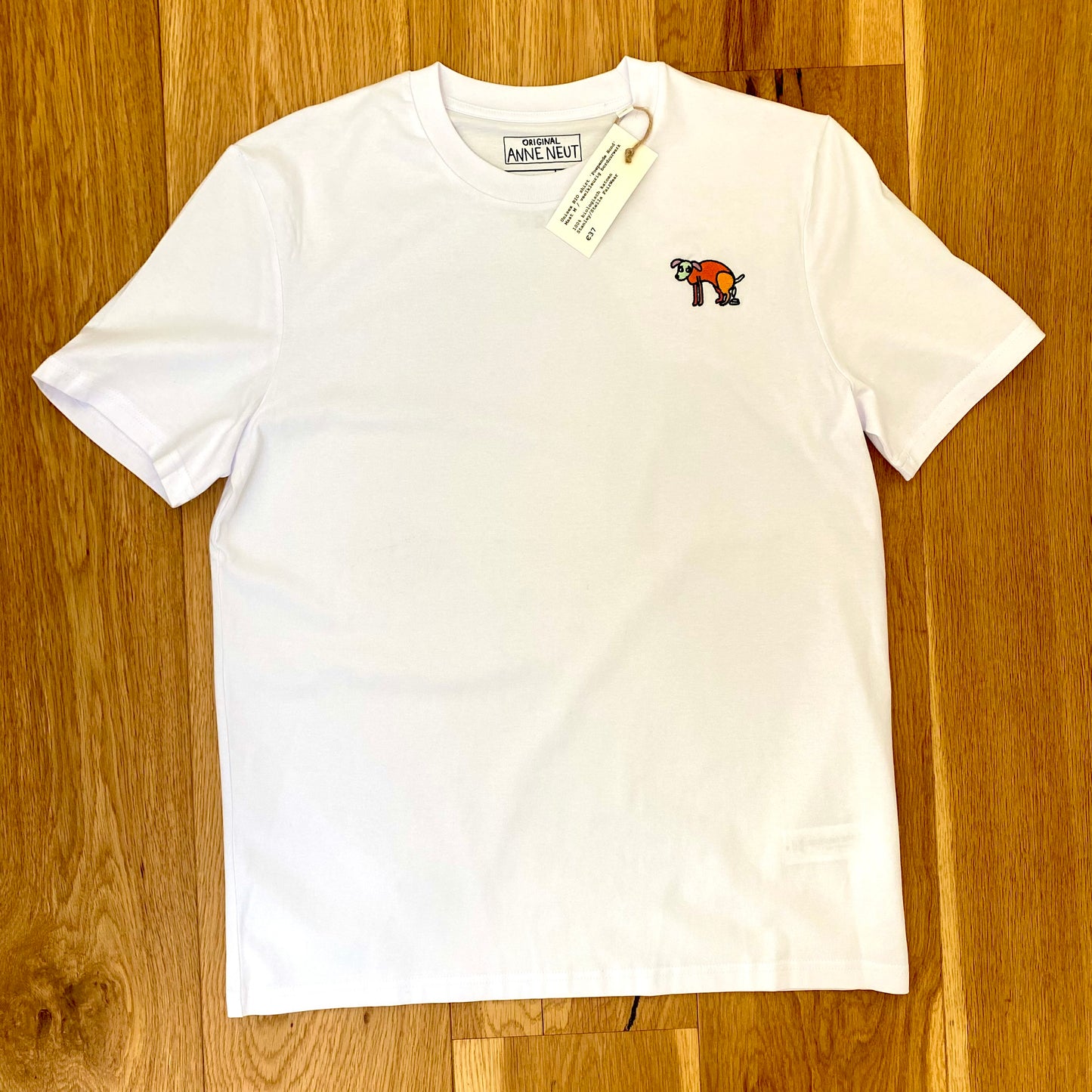 Shirt met borduurwerk van poepende hond artwork door Anne Neuteboom cabaretier