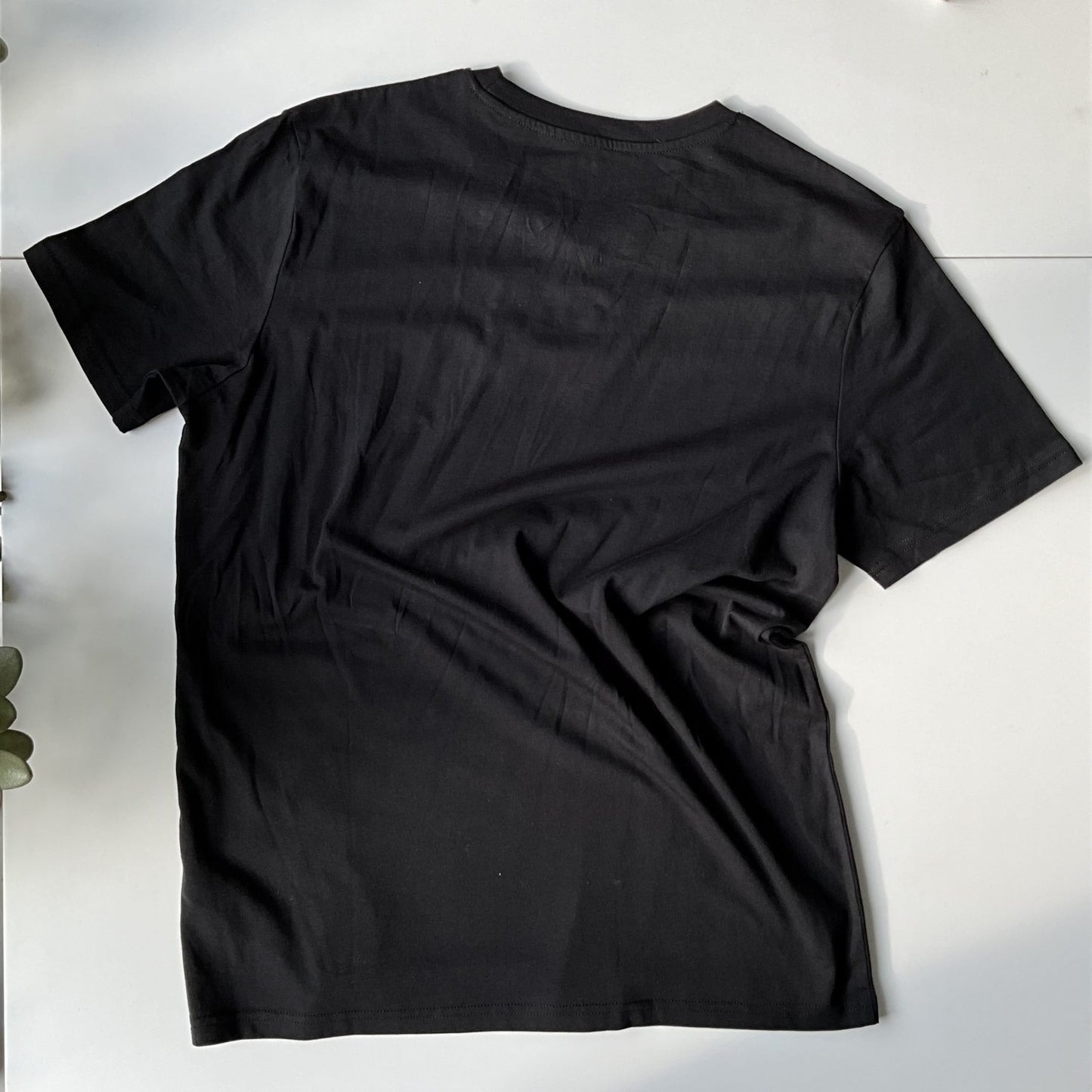 Shirt met borduurwerk van tekening van puffende teckel door Anne Neuteboom cabaretier in Anne Neut Boetiek