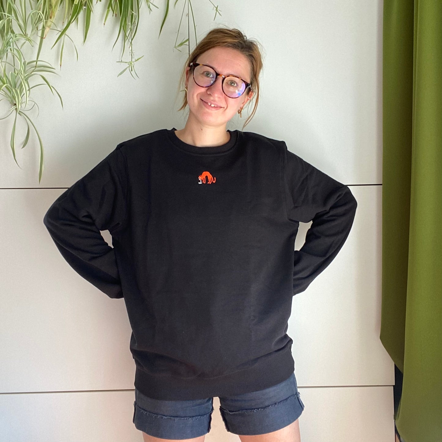 Sweater met borduurwerk van tekening van kotsende kat door Anne Neuteboom cabaretier in Anne Neut Boetiek