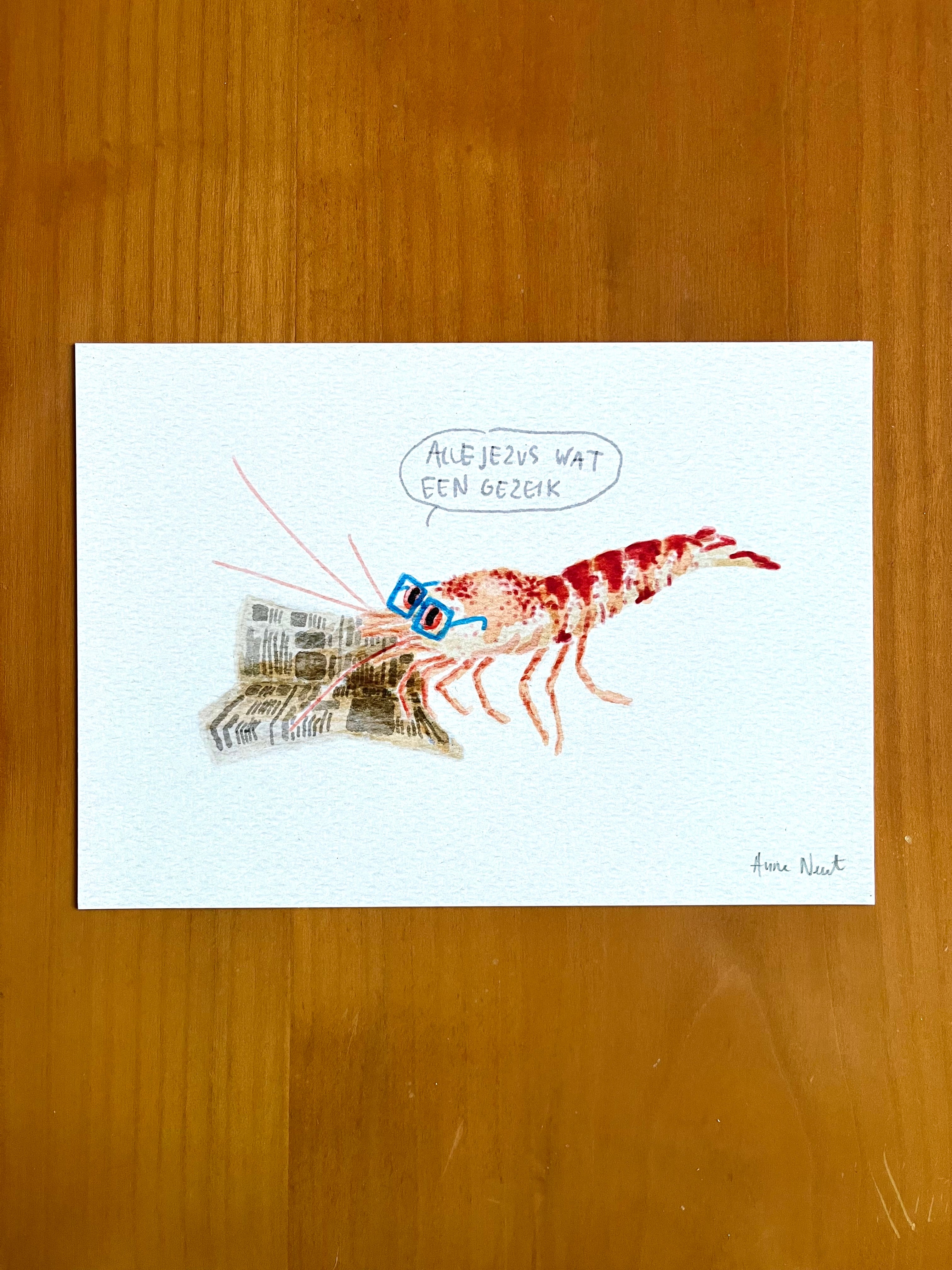 Digitale aquarel tekening van een garnaal die de krant leest door Anne Neuteboom cabaretier Anne Neut Boetiek