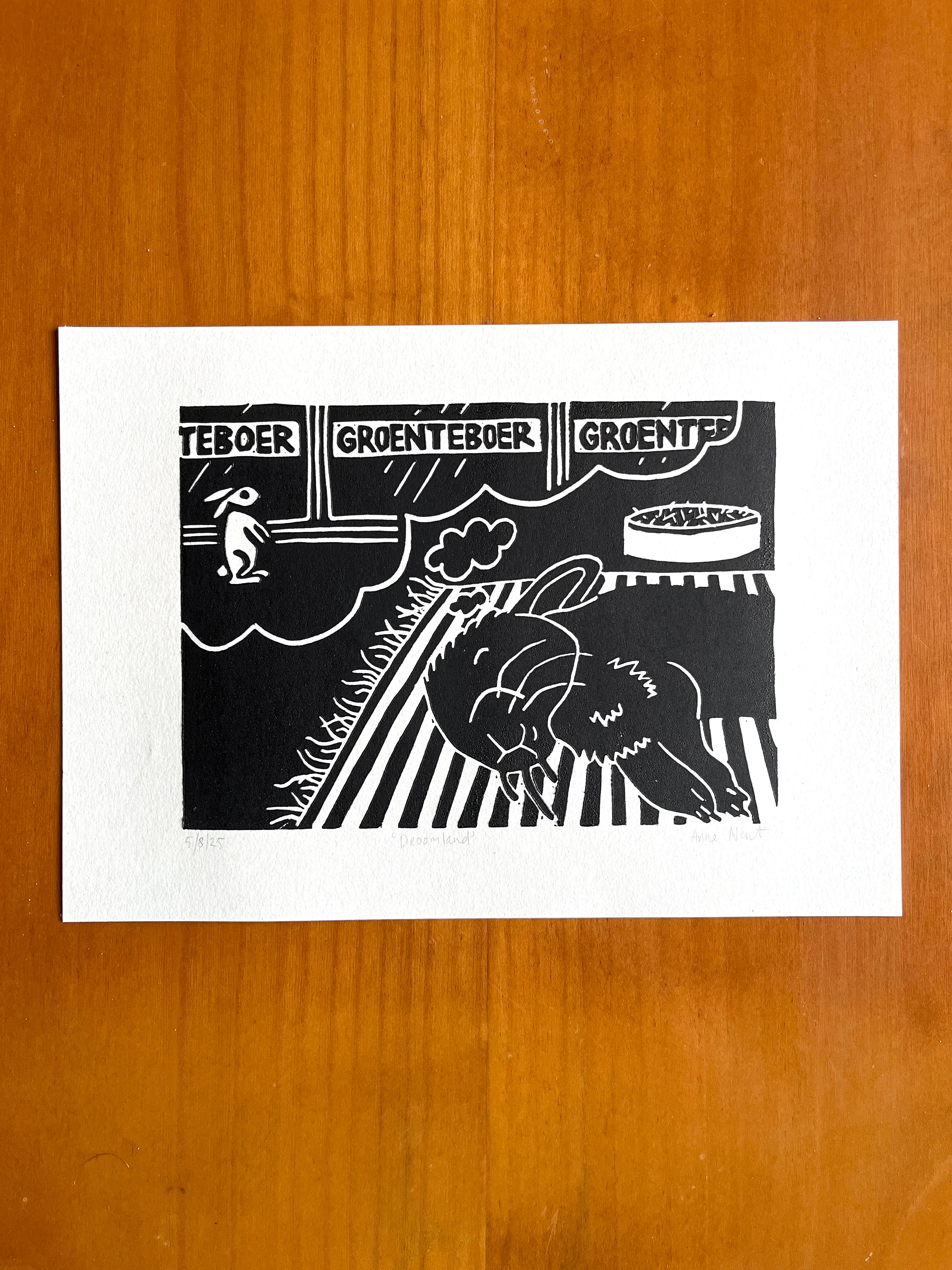 Lino print van tekening van dromend konijn door Anne Neuteboom cabaretier Anne Neut Boetiek