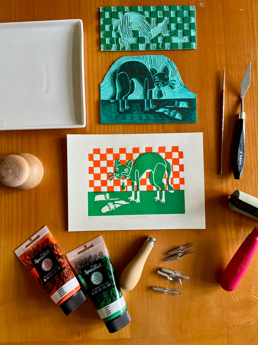 Materialen benodigdheden voor blokdruk print van kotsende kat Nieuwe Pantoffels door Anne Neuteboom cabaretier Anne Neut Boetiek