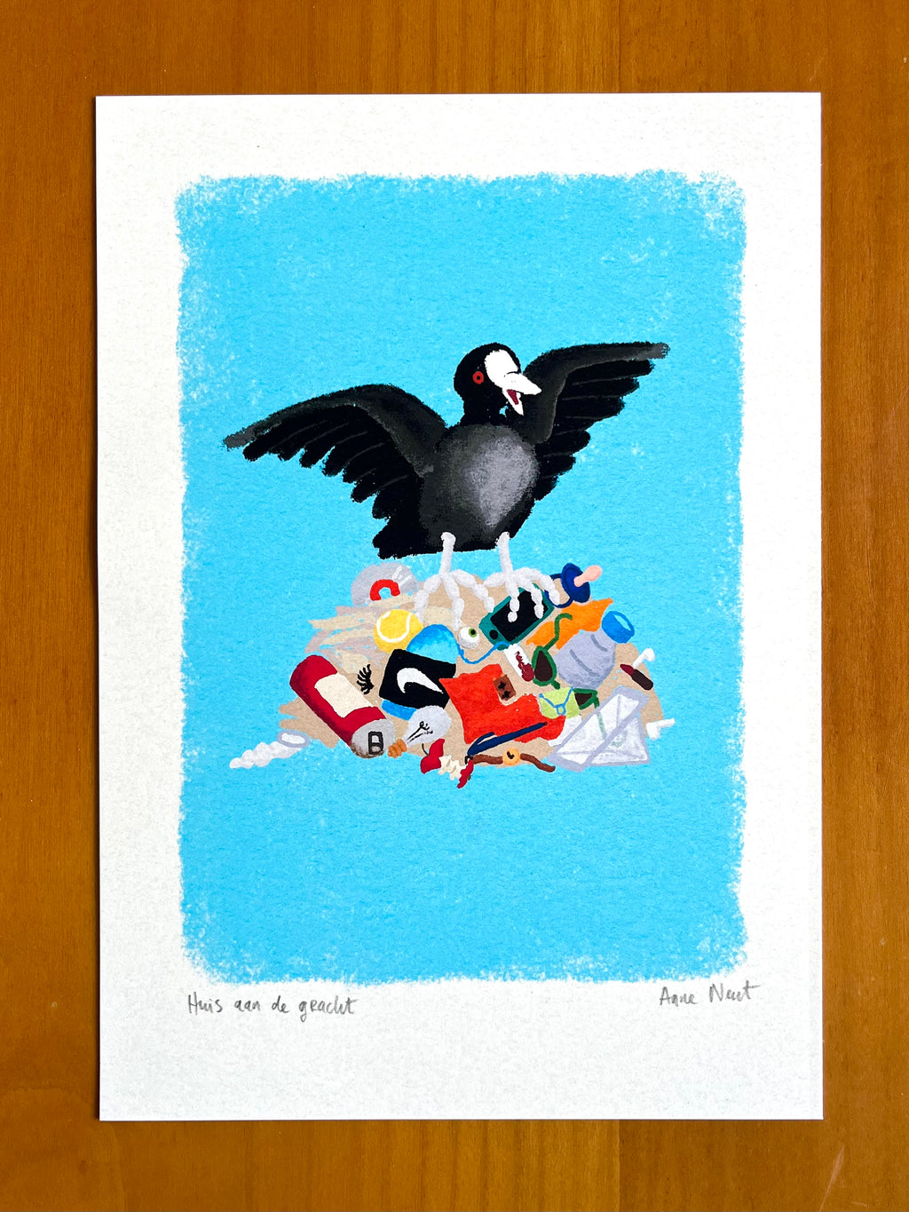 Fine art print van tekening van meerkoet op vuilnisnest door Anne Neuteboom cabaretier Anne Neut Boetiek