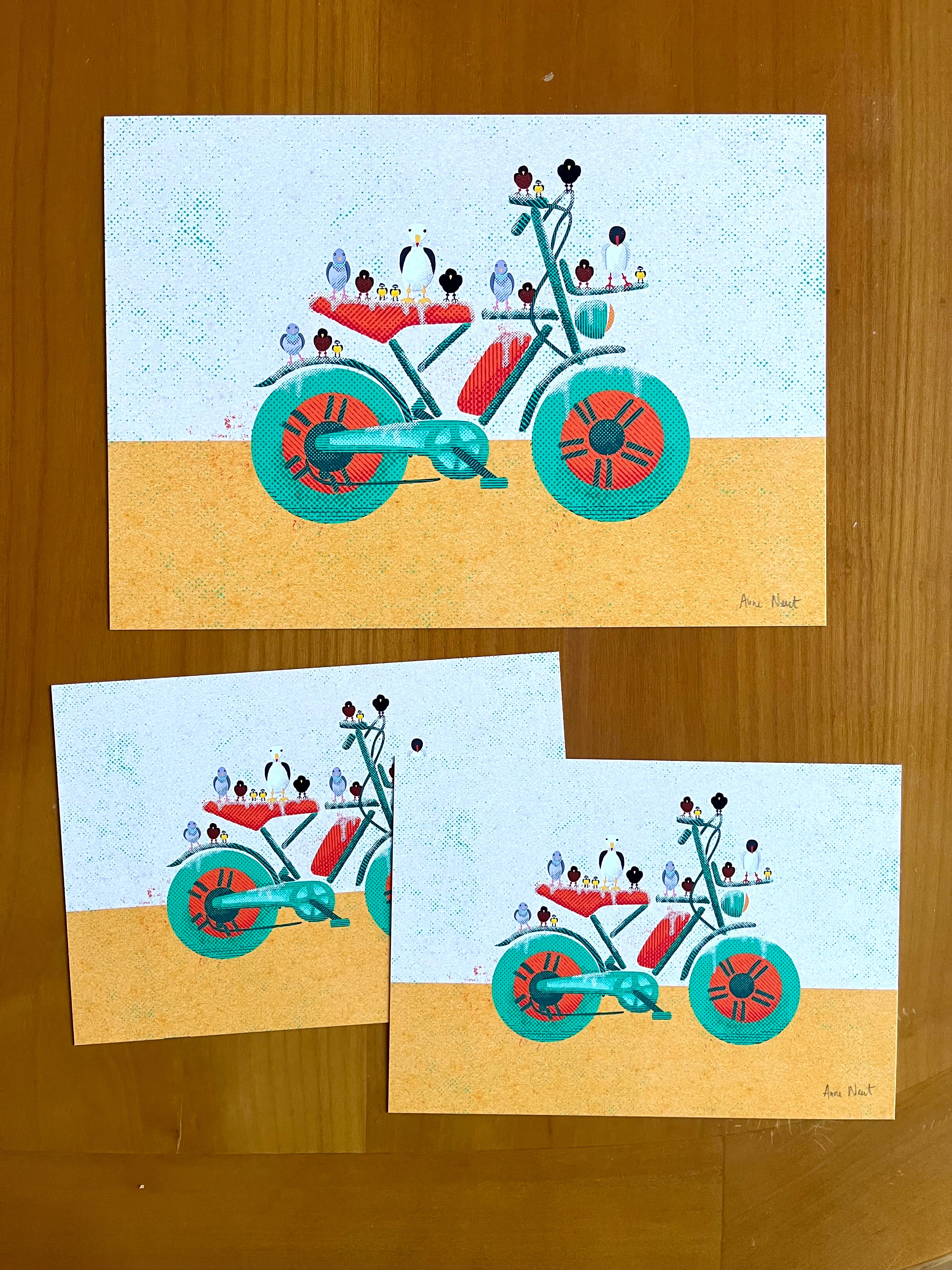 Tekening van een ondergepoepte Fatbike door een boel vogels getekend door Anne Neuteboom cabaretier Anne Neut Boetiek