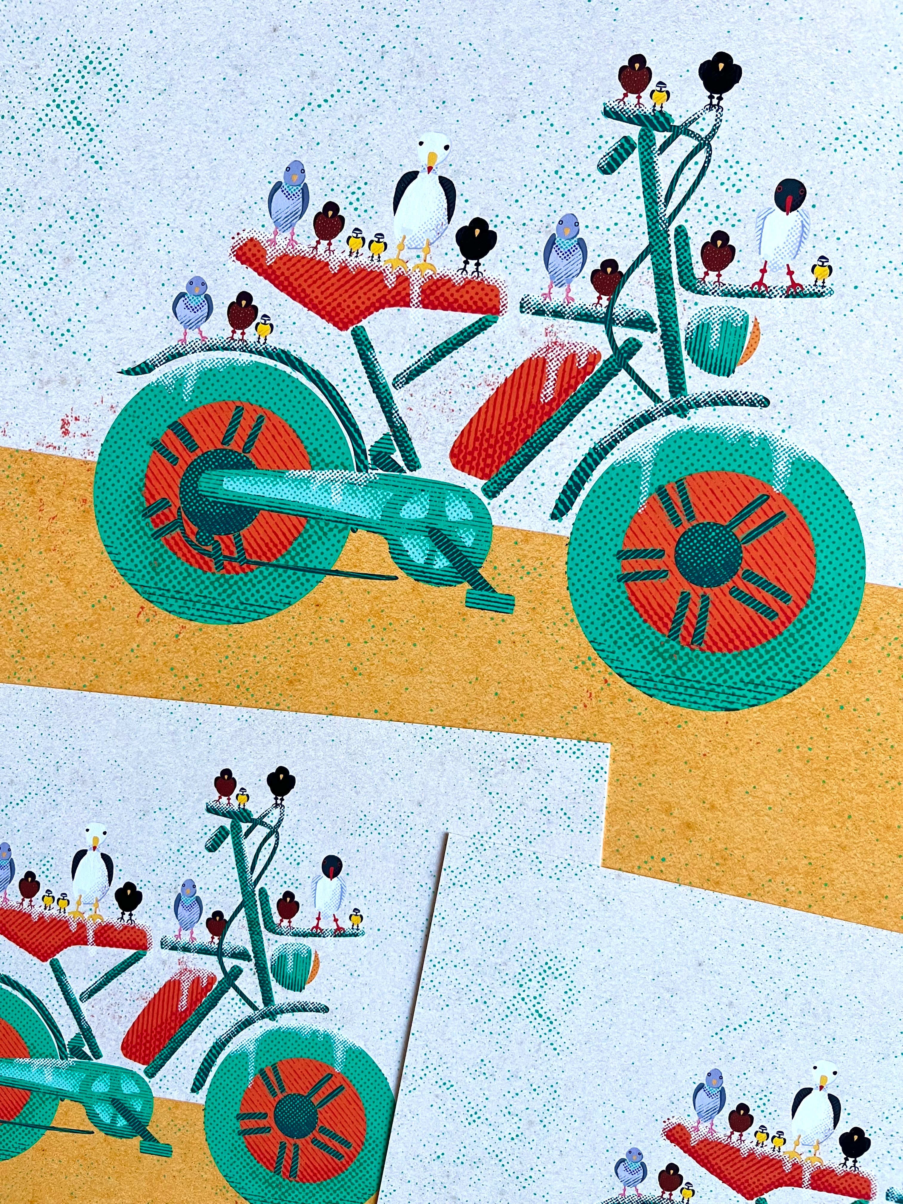 Tekening van een ondergepoepte Fatbike door een boel vogels getekend door Anne Neuteboom cabaretier Anne Neut Boetiek