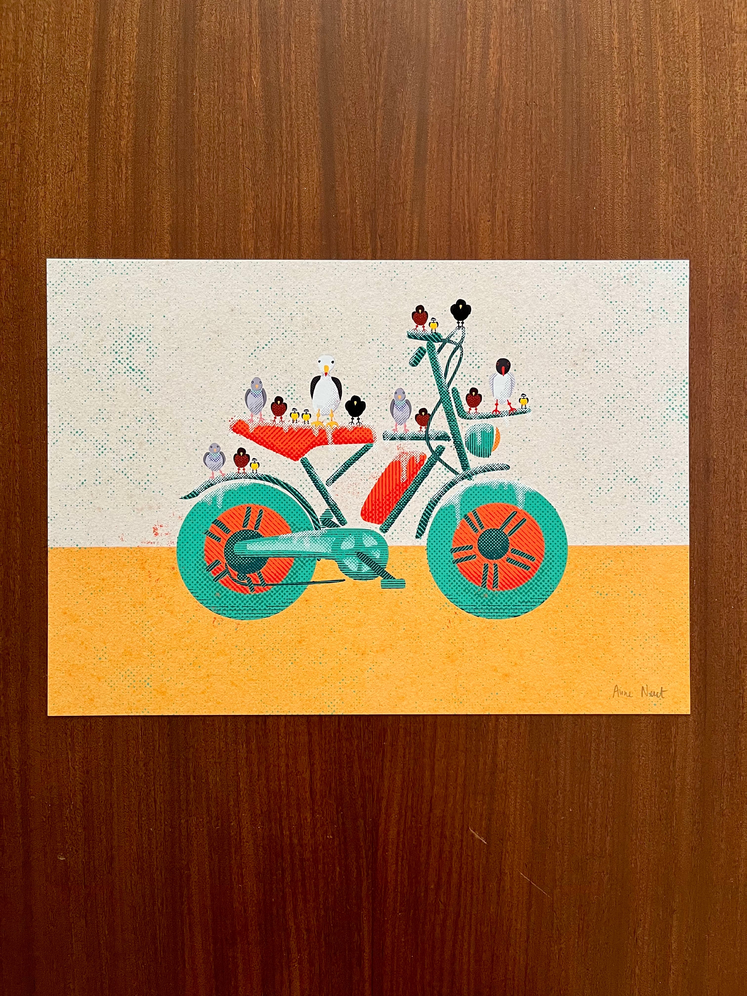 Tekening van een ondergepoepte Fatbike door een boel vogels getekend door Anne Neuteboom cabaretier Anne Neut Boetiek