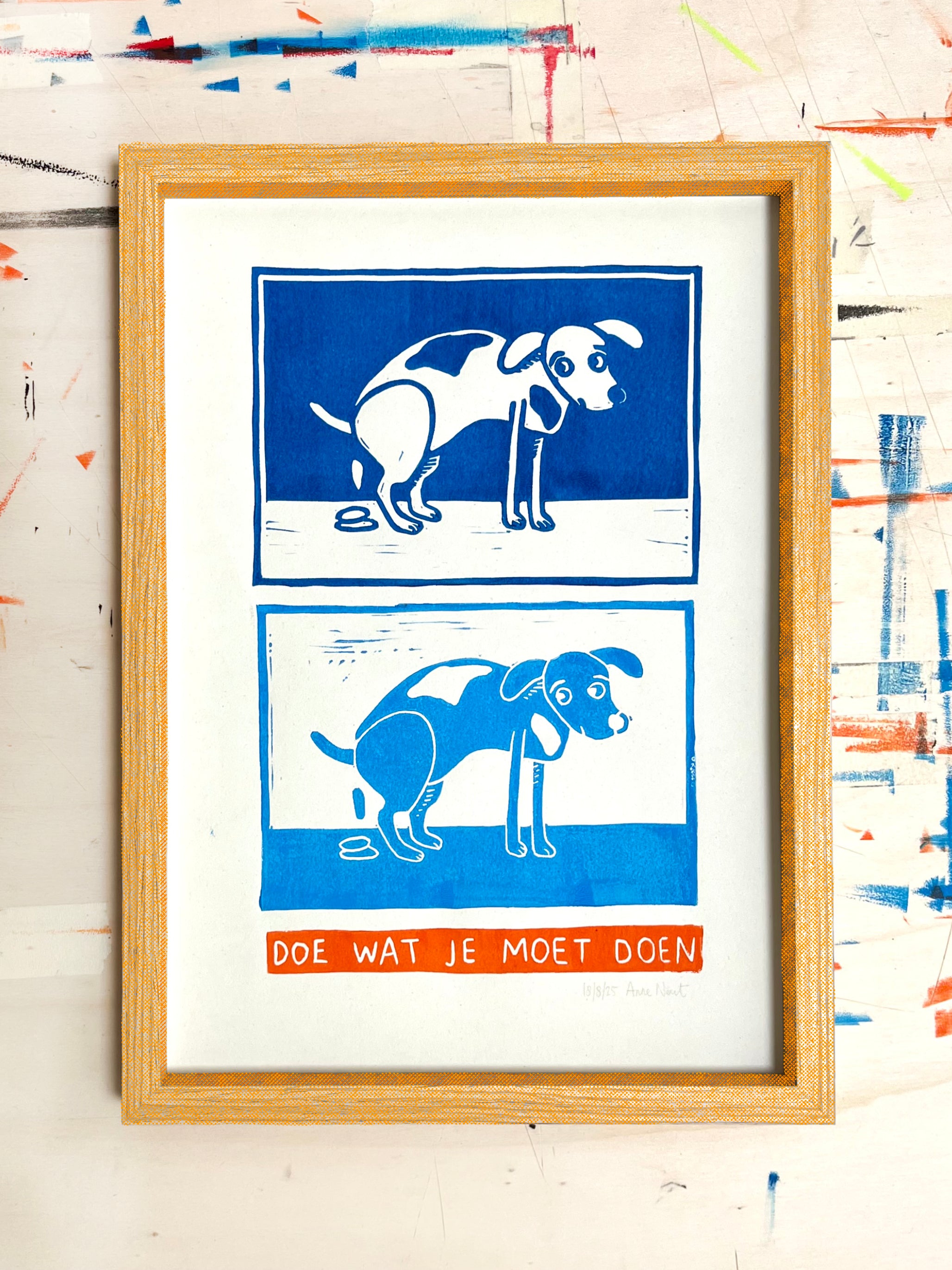 Linoprint van tekening van poepende hond door Anne Neuteboom cabaretier Anne Neut Boetiek