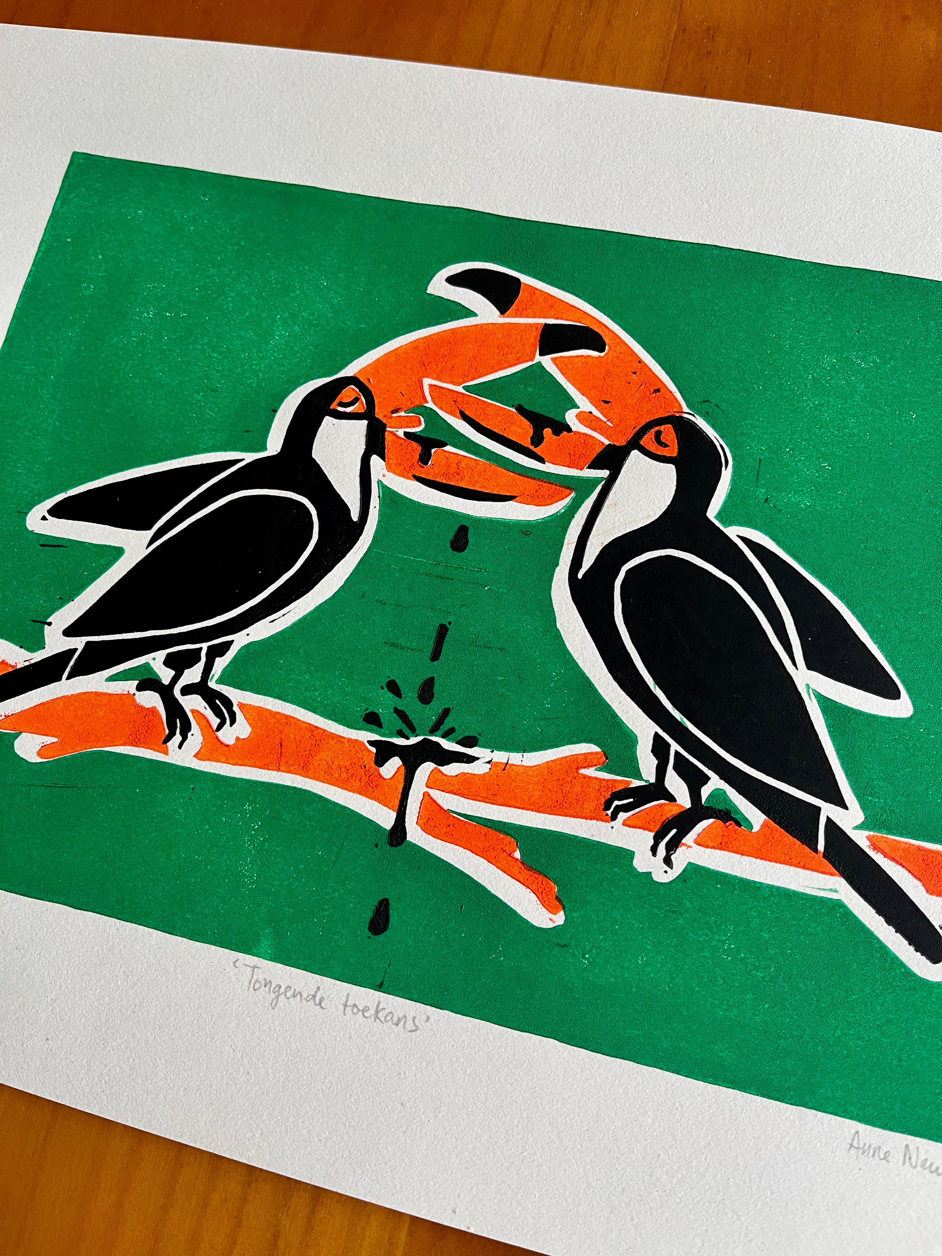 Handgedrukte lino print door Anne Neuteboom cabaretier met afbeelding van tongende toekans Anne Neut Boetiek