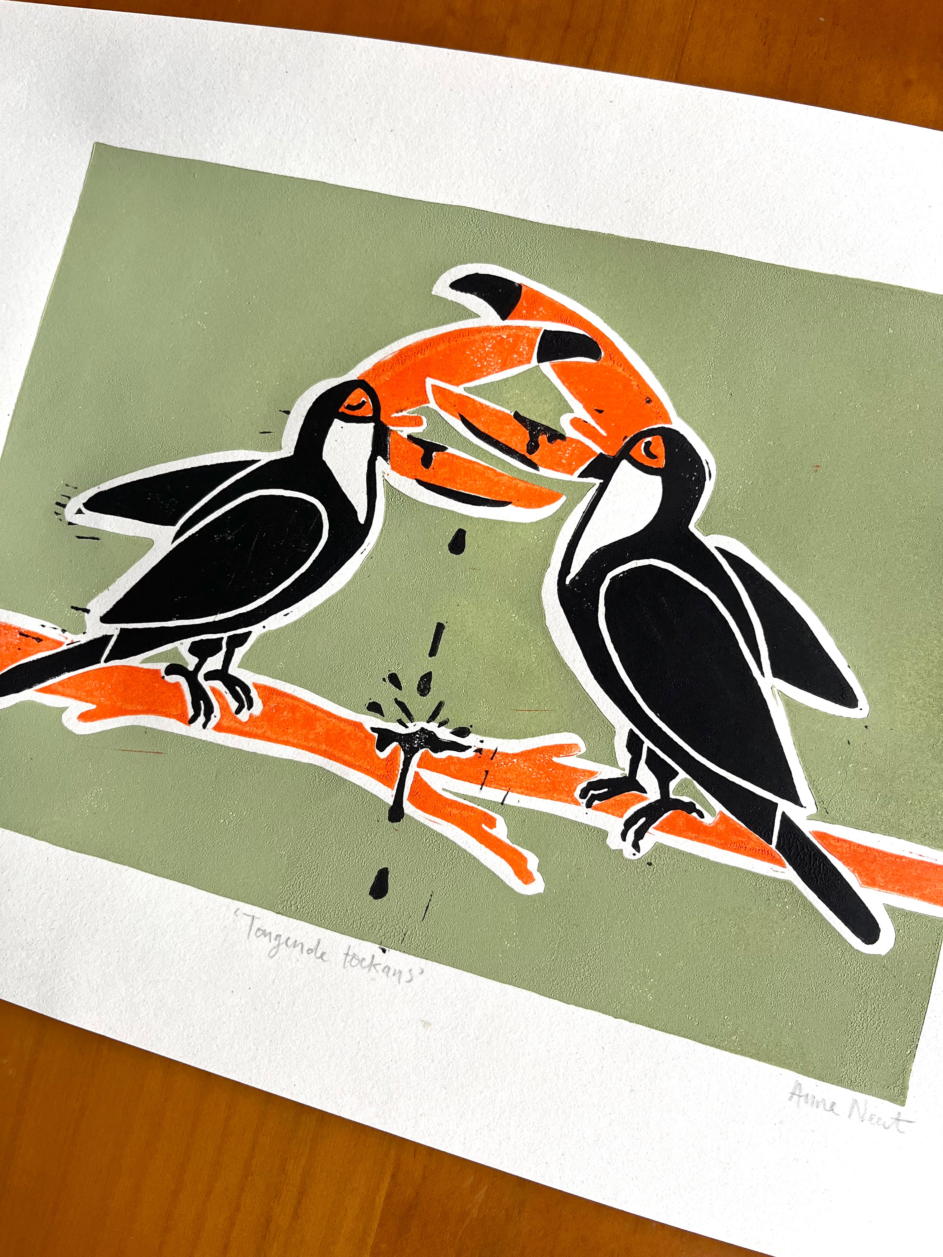 Handgedrukte lino print door Anne Neuteboom cabaretier met afbeelding van tongende toekans Anne Neut Boetiek