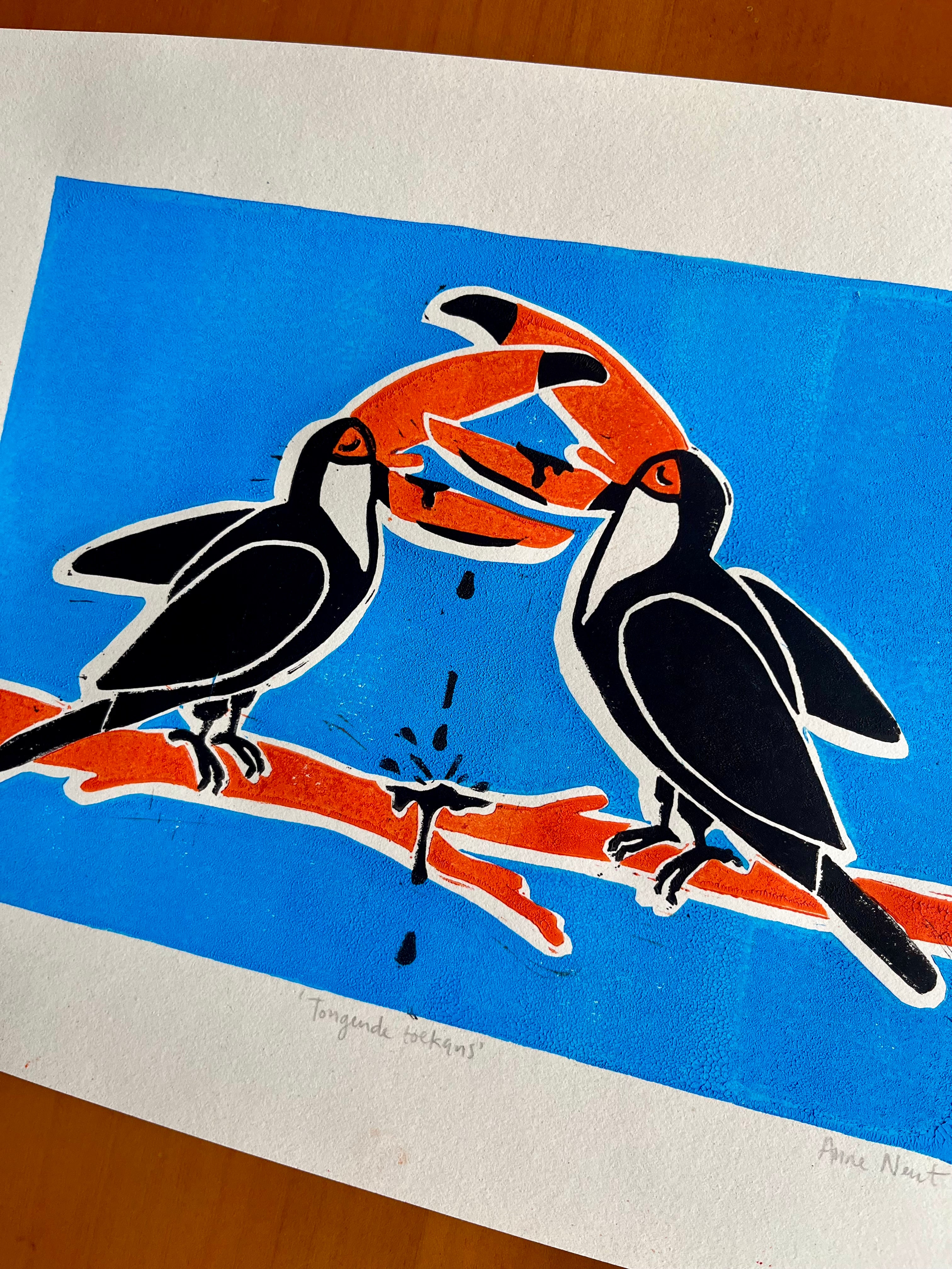 Handgedrukte lino print door Anne Neuteboom cabaretier met afbeelding van tongende toekans Anne Neut Boetiek