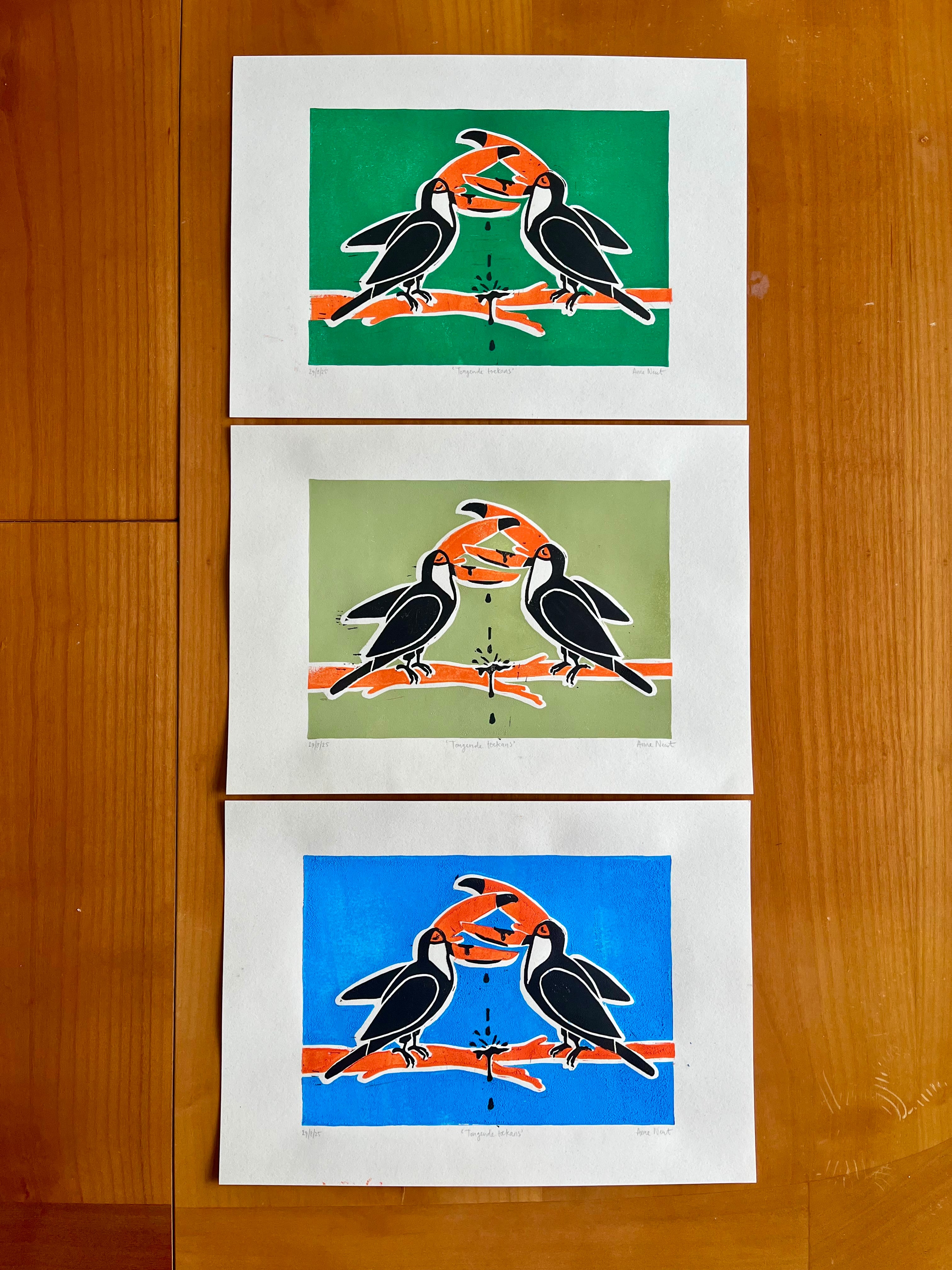 Handgedrukte lino print door Anne Neuteboom cabaretier met afbeelding van tongende toekans Anne Neut Boetiek