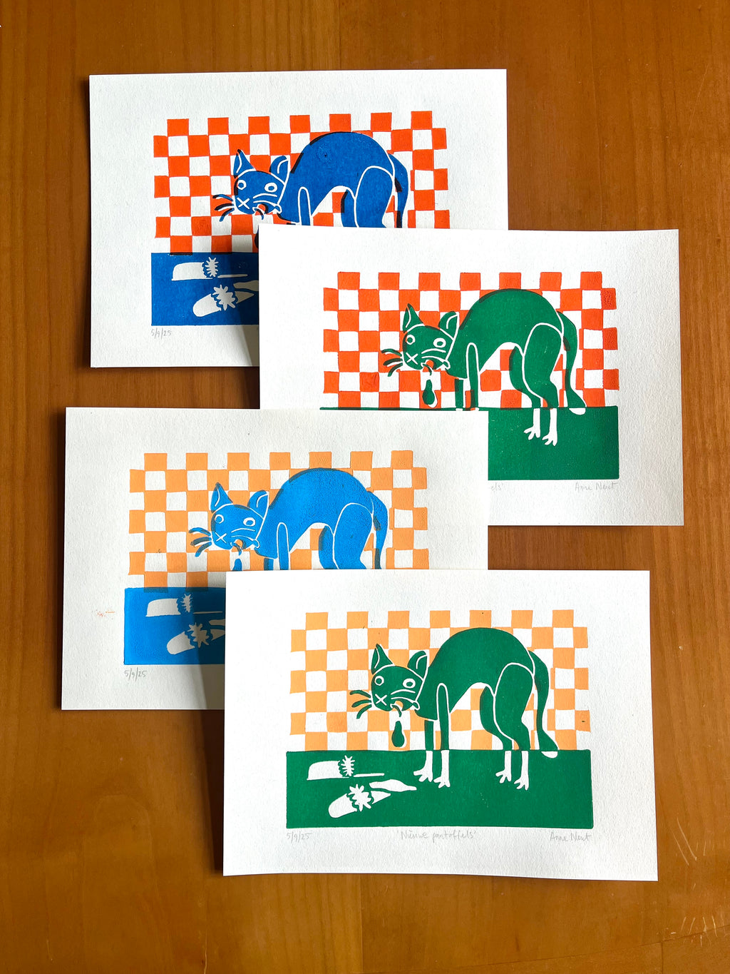 Lino print met tekening van kotsende kat door Anne Neuteboom cabaretier Anne Neut Boetiek