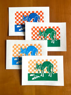 Lino print met tekening van kotsende kat door Anne Neuteboom cabaretier Anne Neut Boetiek