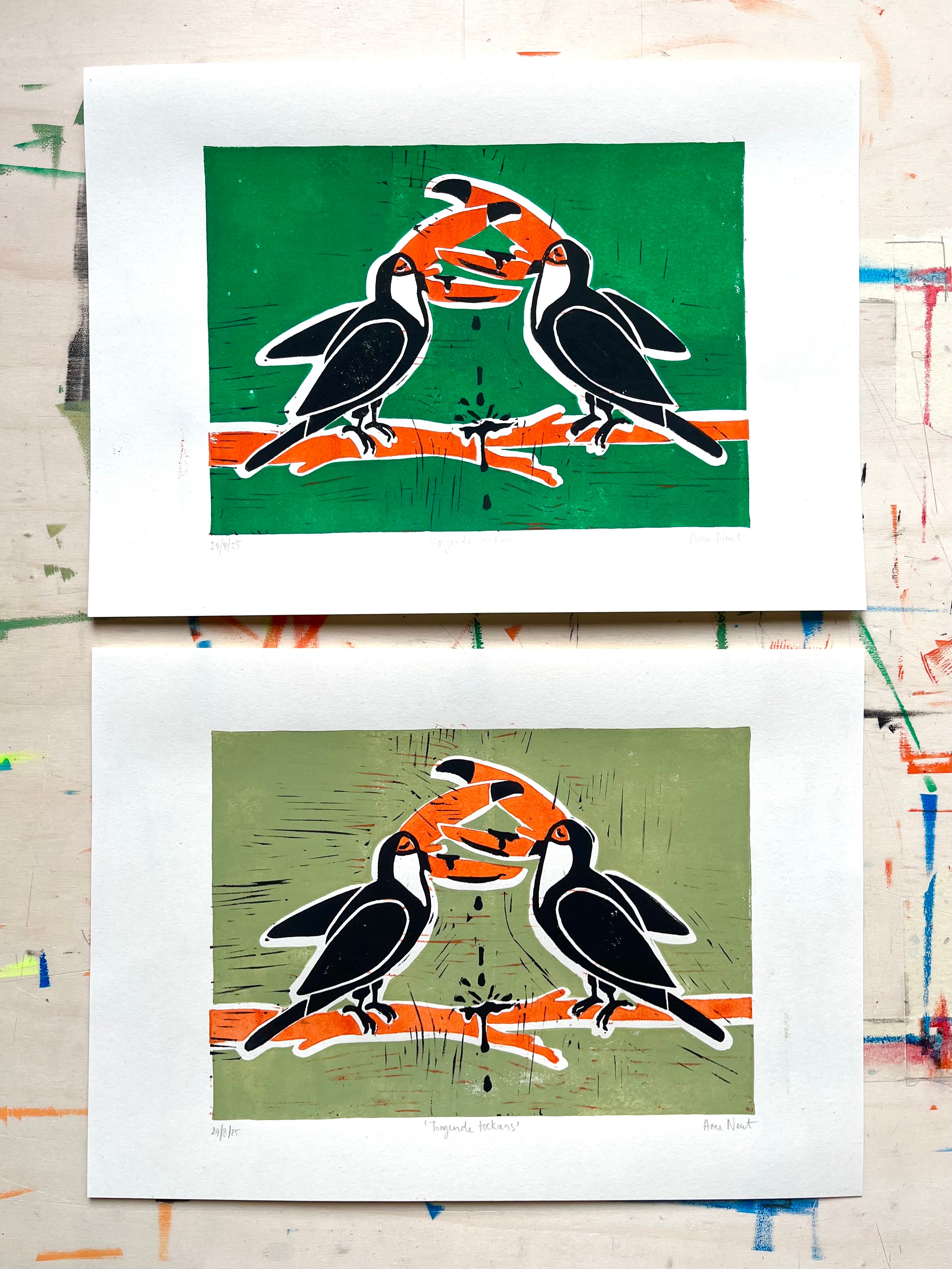 Handgemaakte linoprint door Anne Neuteboom cabaretier met tekening van tongende toekans Anne Neut Boetiek