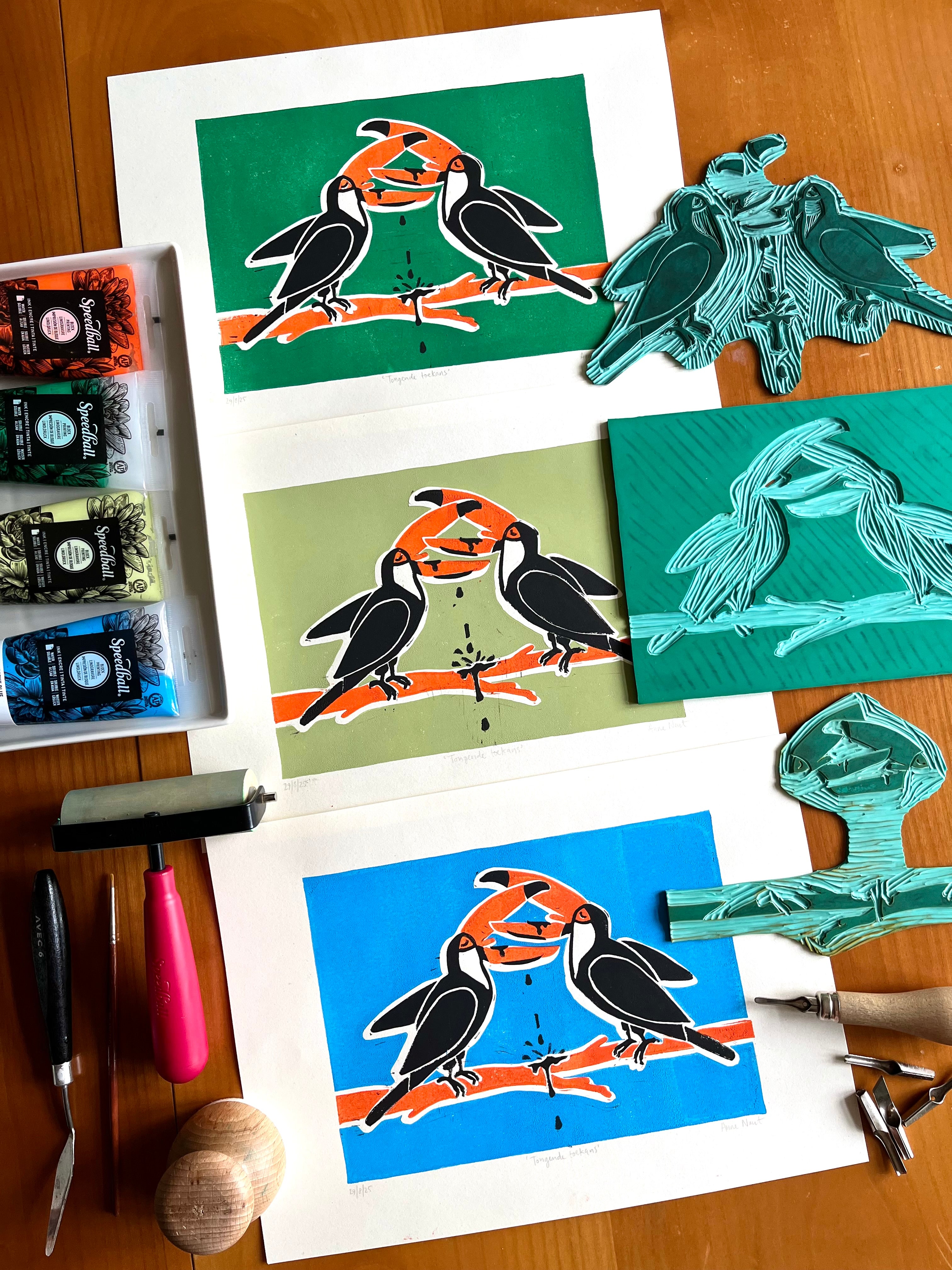 Linoprint van tongende toekans plus benodigdheden materialen door Anne Neuteboom cabaretier Anne Neut Boetiek