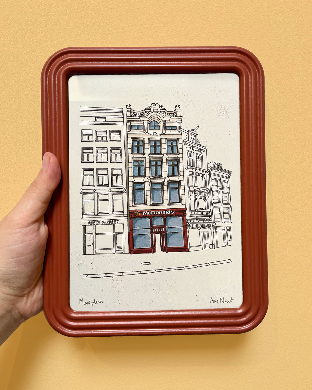 Tekening van een bekende fastfood zaak op het Muntplein in Amsterdam door Anne Neuteboom cabaretier Anne Neut Boetiek