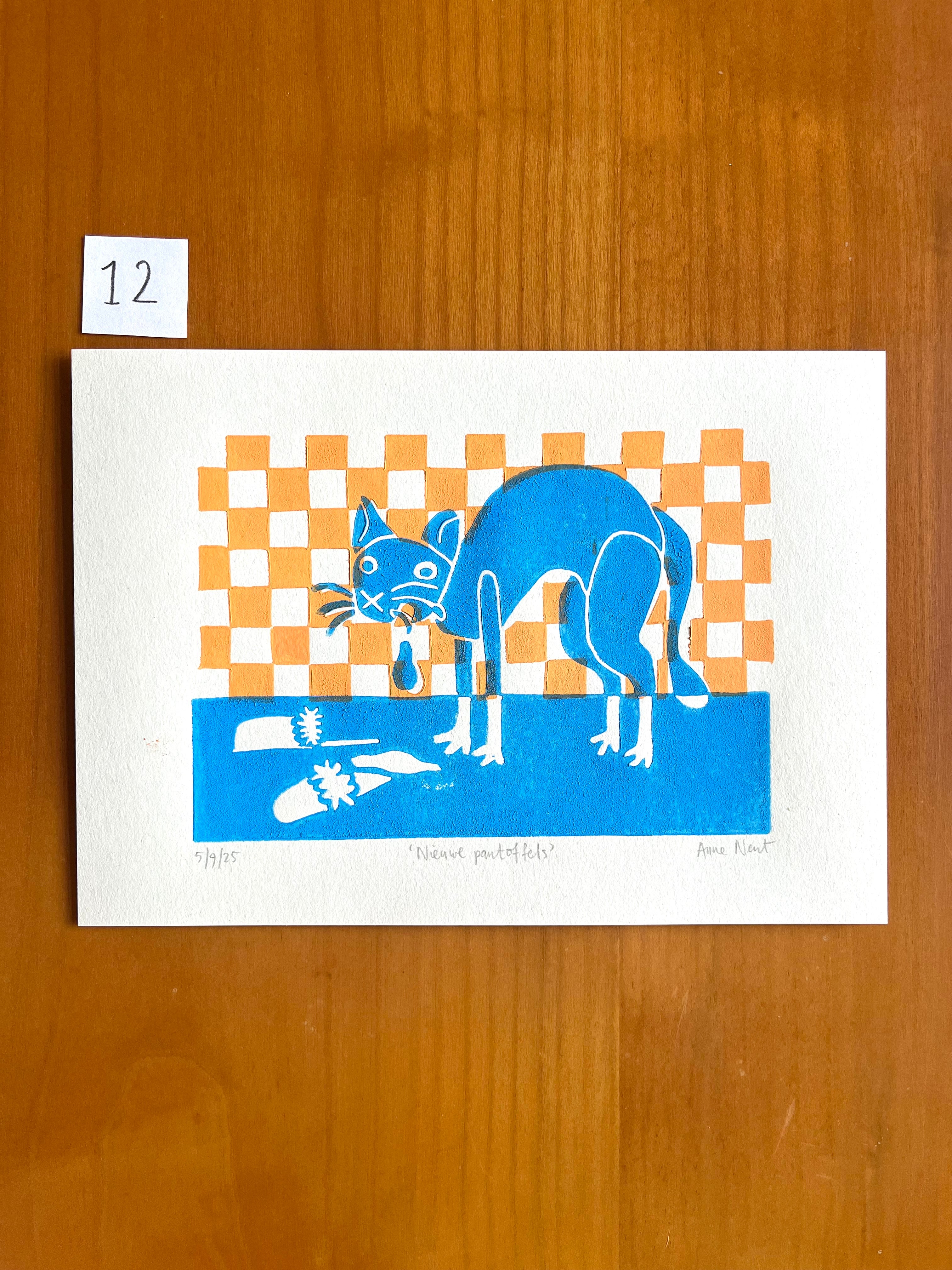 Lino print met tekening van kotsende kat door Anne Neuteboom cabaretier Anne Neut Boetiek