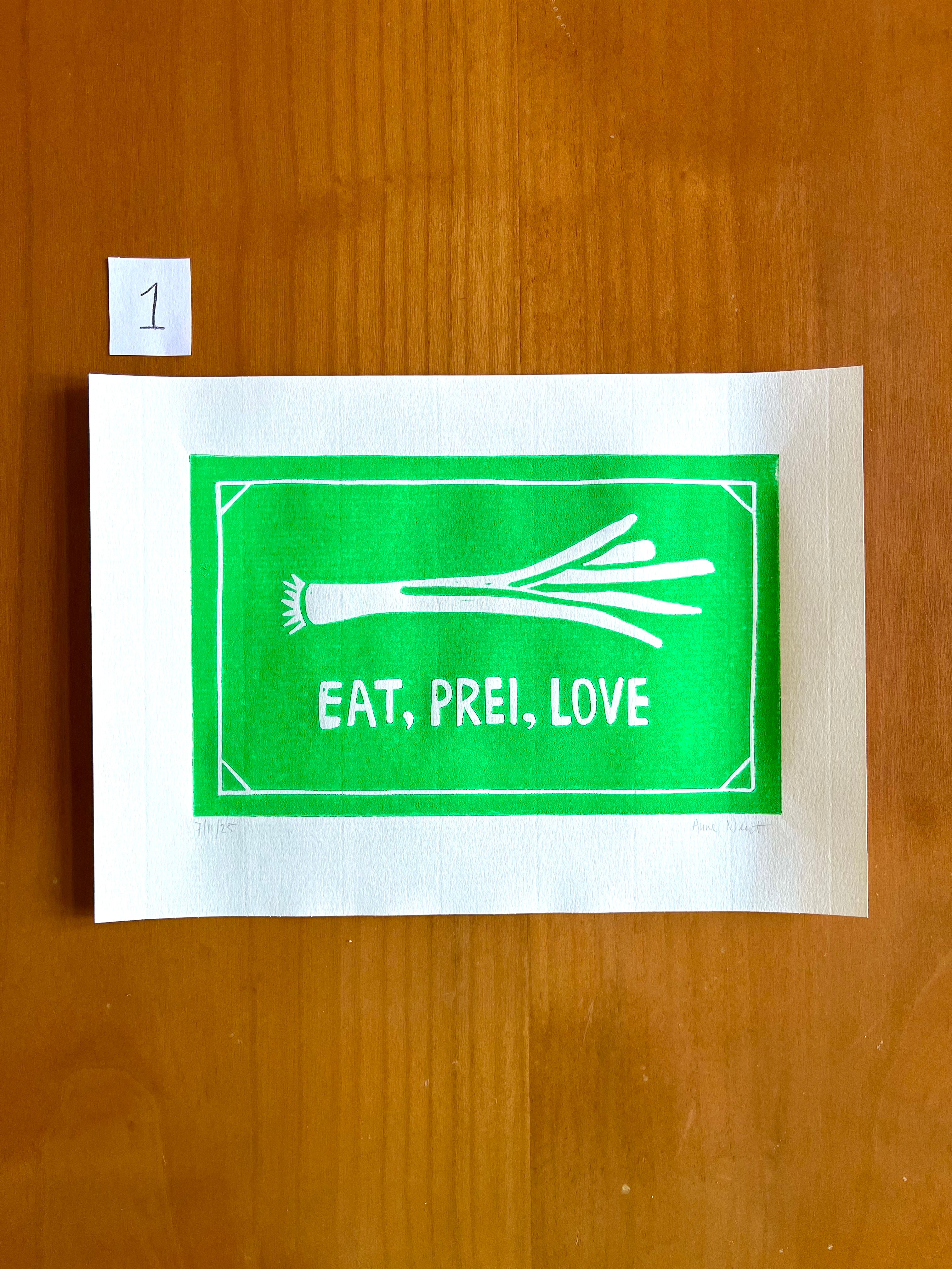 Linoprint van prei met woordgrap door Anne Neuteboom cabaretier Anne Neut Boetiek