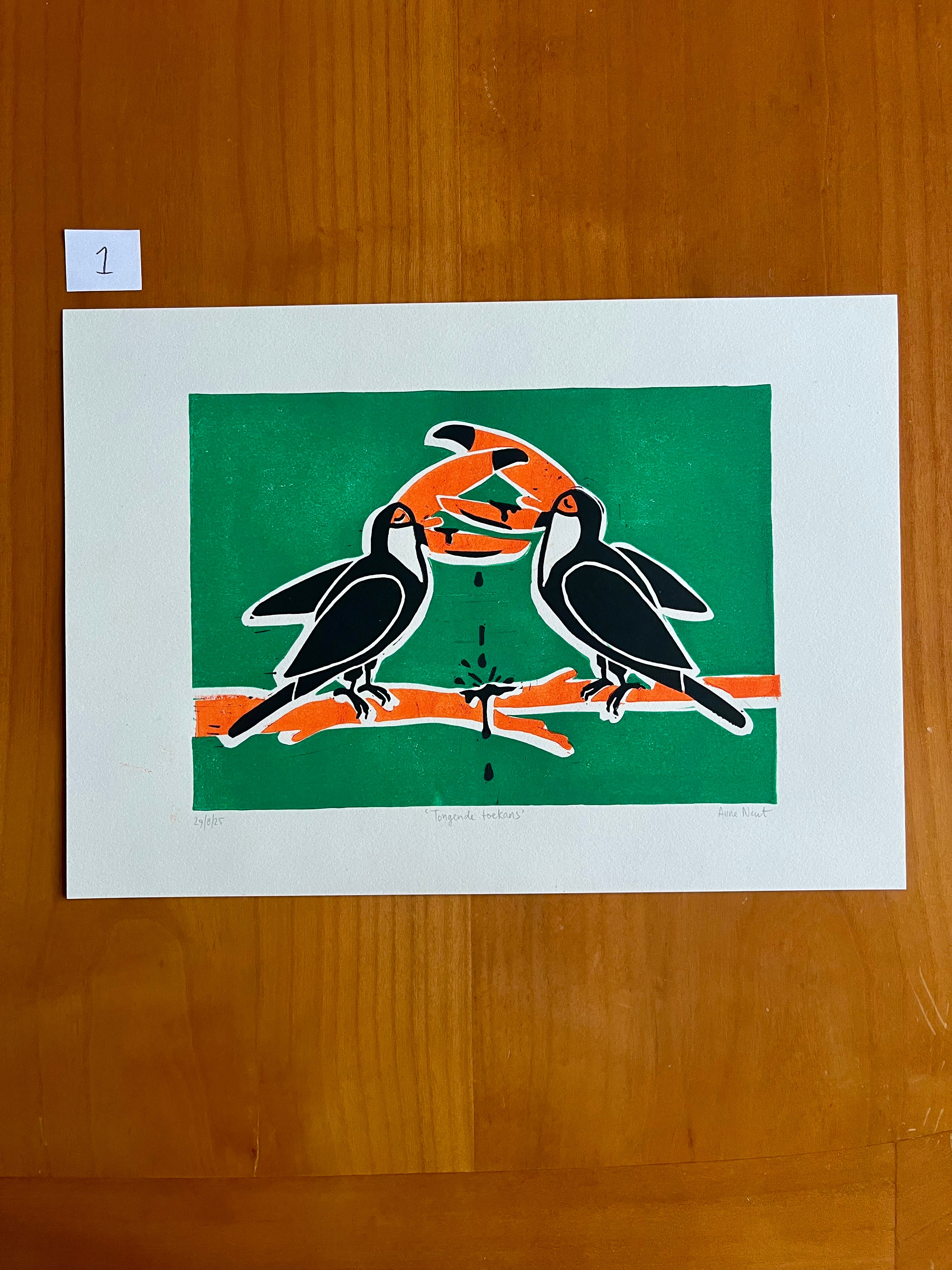 Handgedrukte lino print door Anne Neuteboom cabaretier met afbeelding van tongende toekans Anne Neut Boetiek