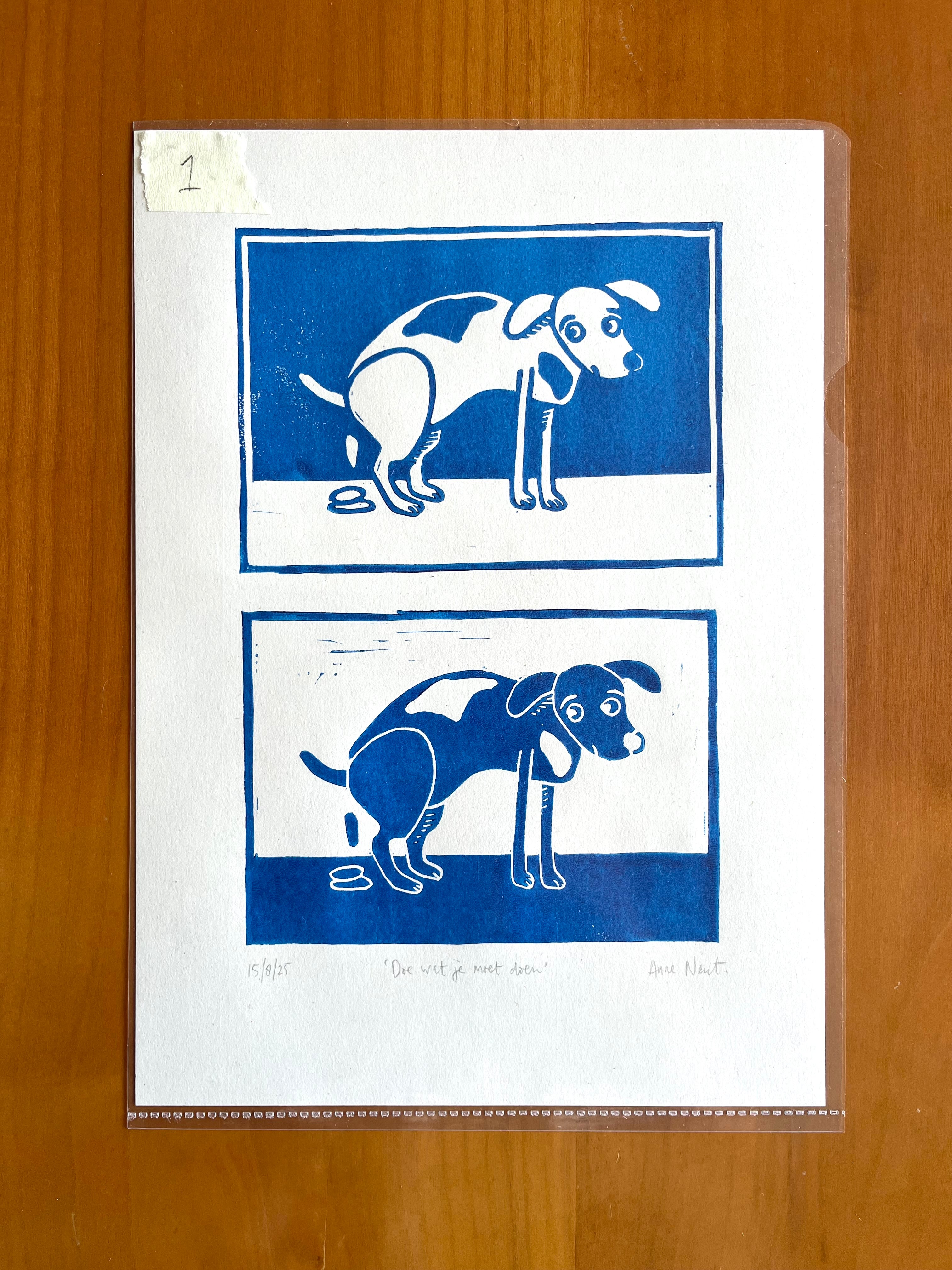 Linoprint van tekening van poepende hond door Anne Neuteboom cabaretier Anne Neut Boetiek