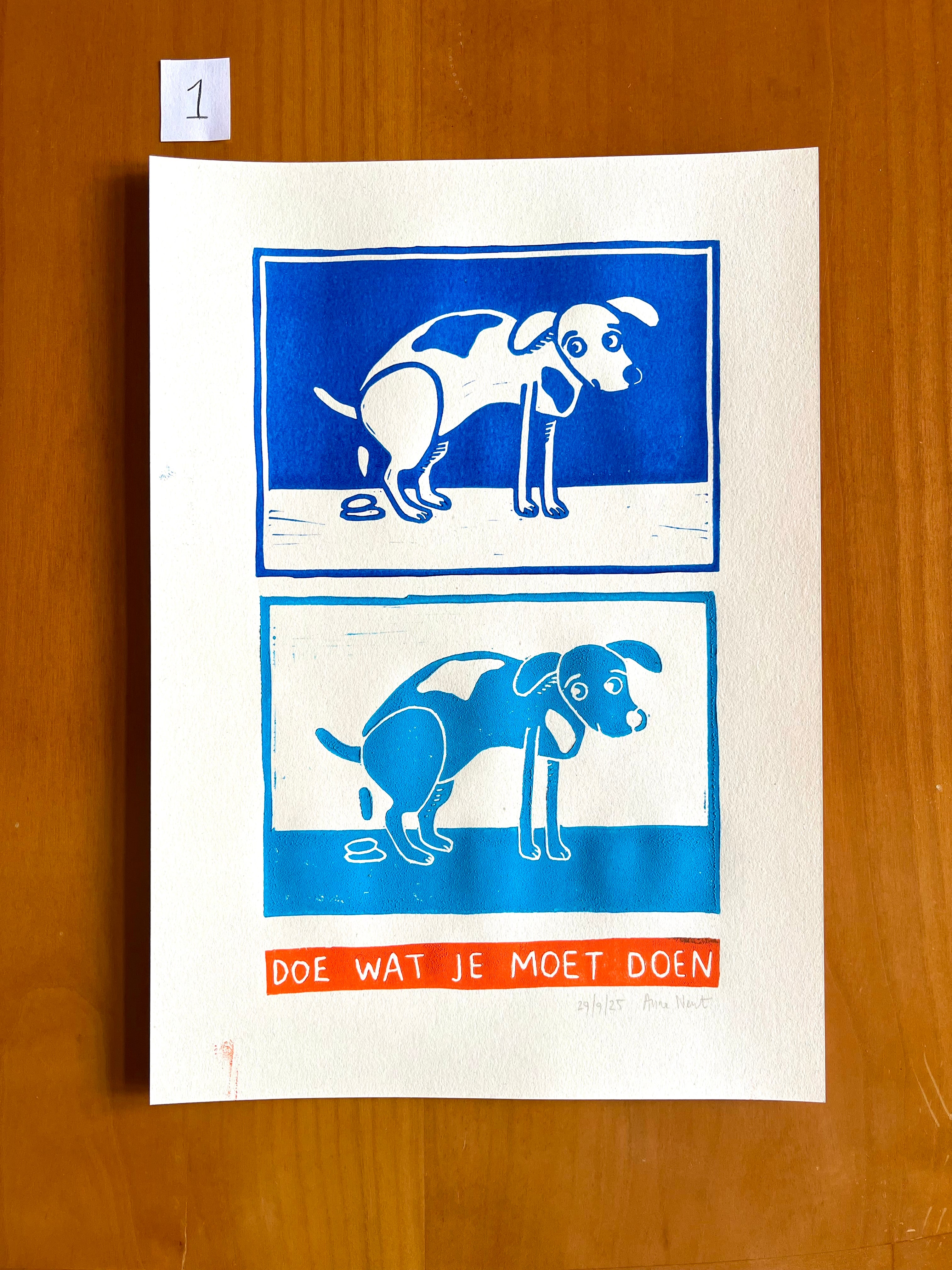 Linoprint van tekening van poepende hond door Anne Neuteboom cabaretier Anne Neut Boetiek