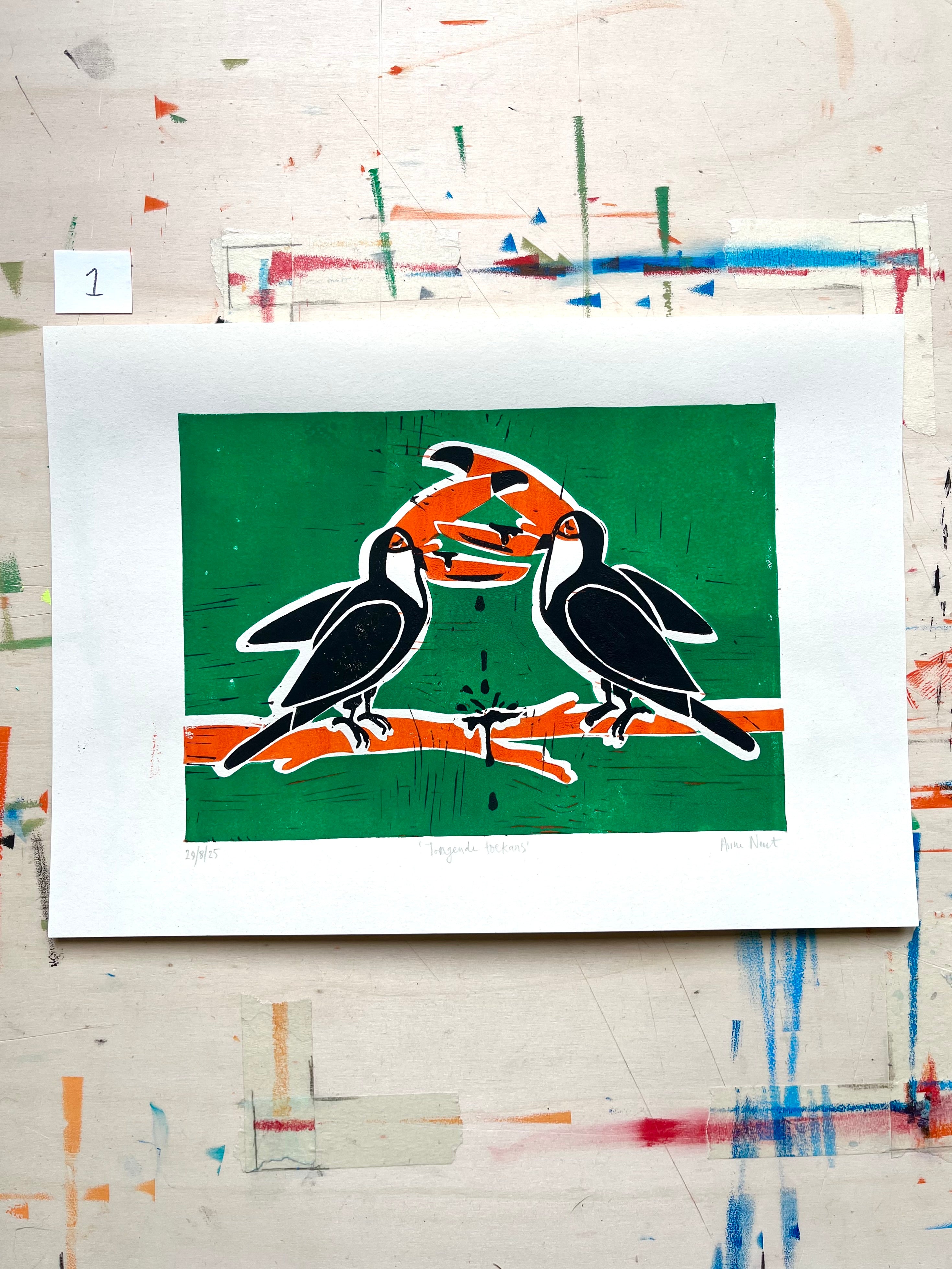 Handgemaakte linoprint door Anne Neuteboom cabaretier met tekening van tongende toekans Anne Neut Boetiek