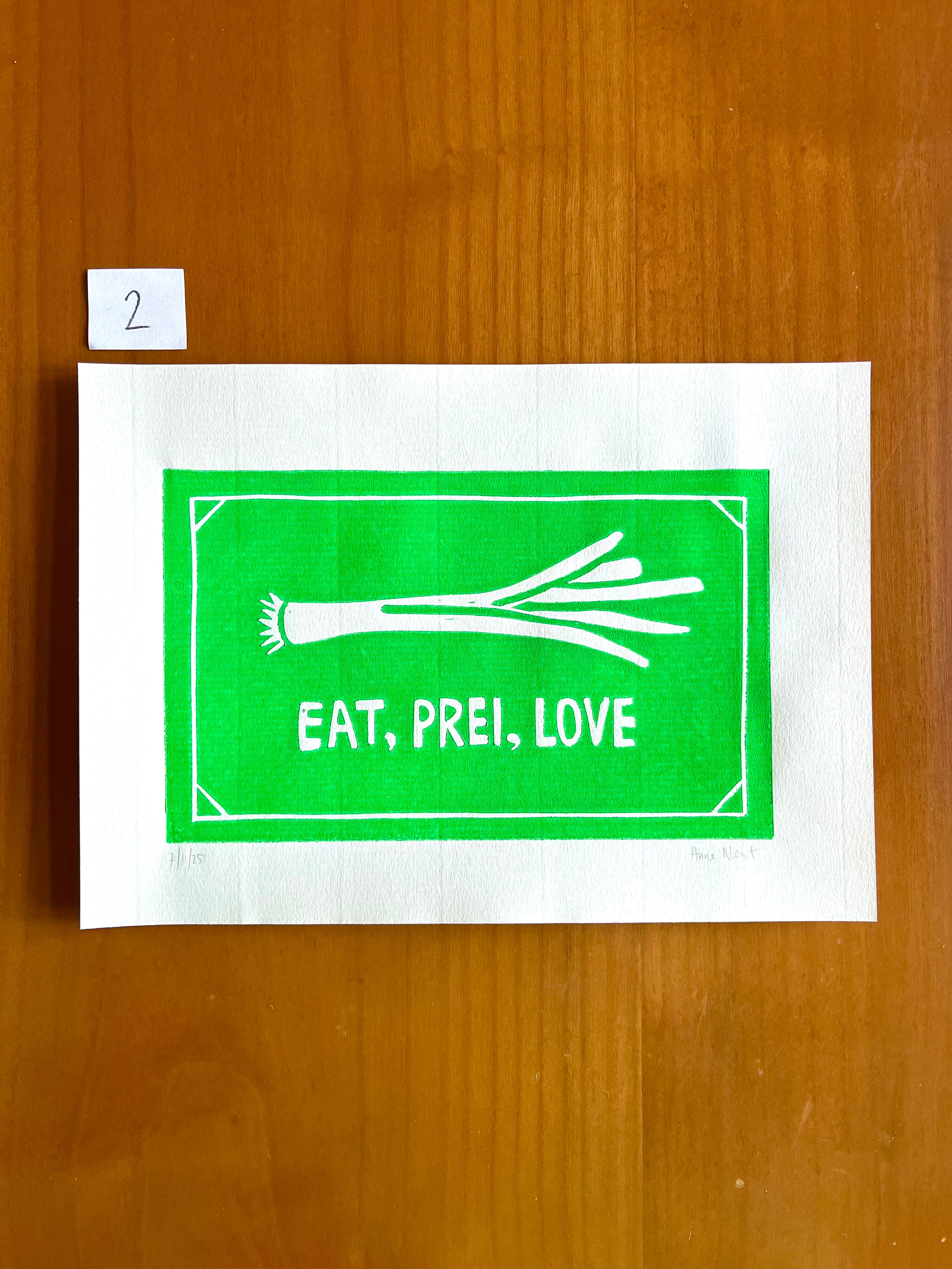 Linoprint van prei met woordgrap door Anne Neuteboom cabaretier Anne Neut Boetiek