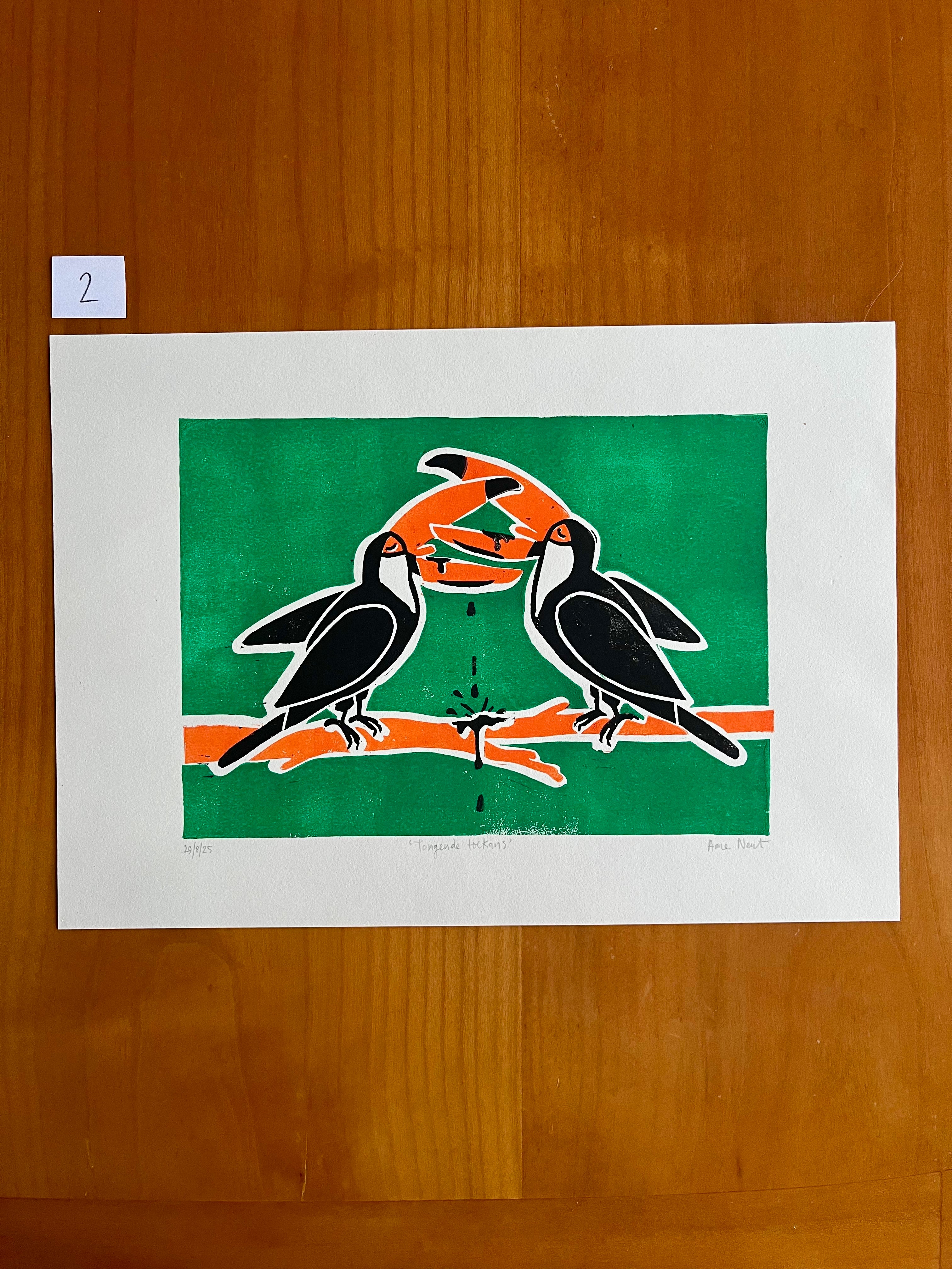 Handgedrukte lino print door Anne Neuteboom cabaretier met afbeelding van tongende toekans Anne Neut Boetiek