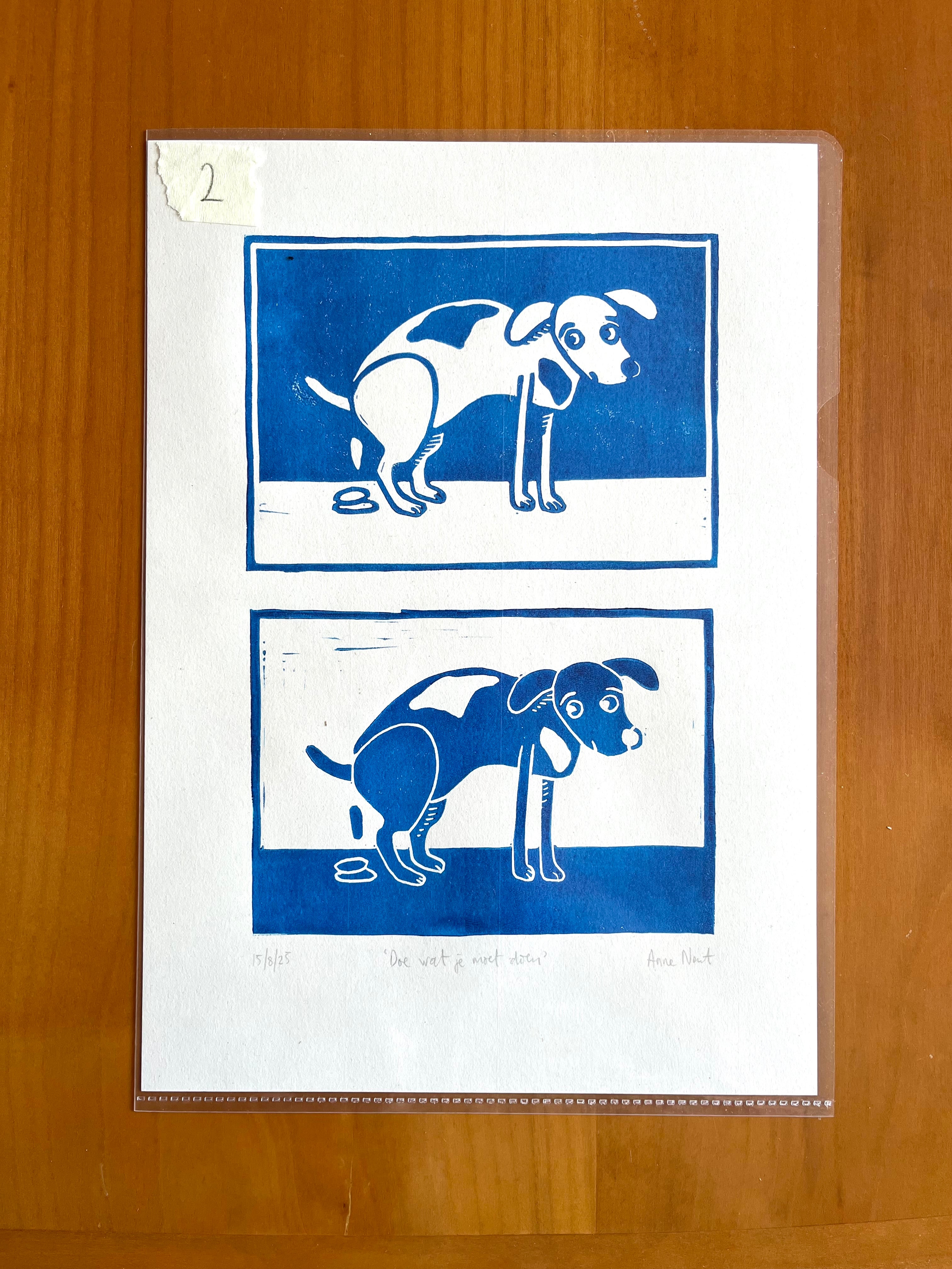 Linoprint van tekening van poepende hond door Anne Neuteboom cabaretier Anne Neut Boetiek