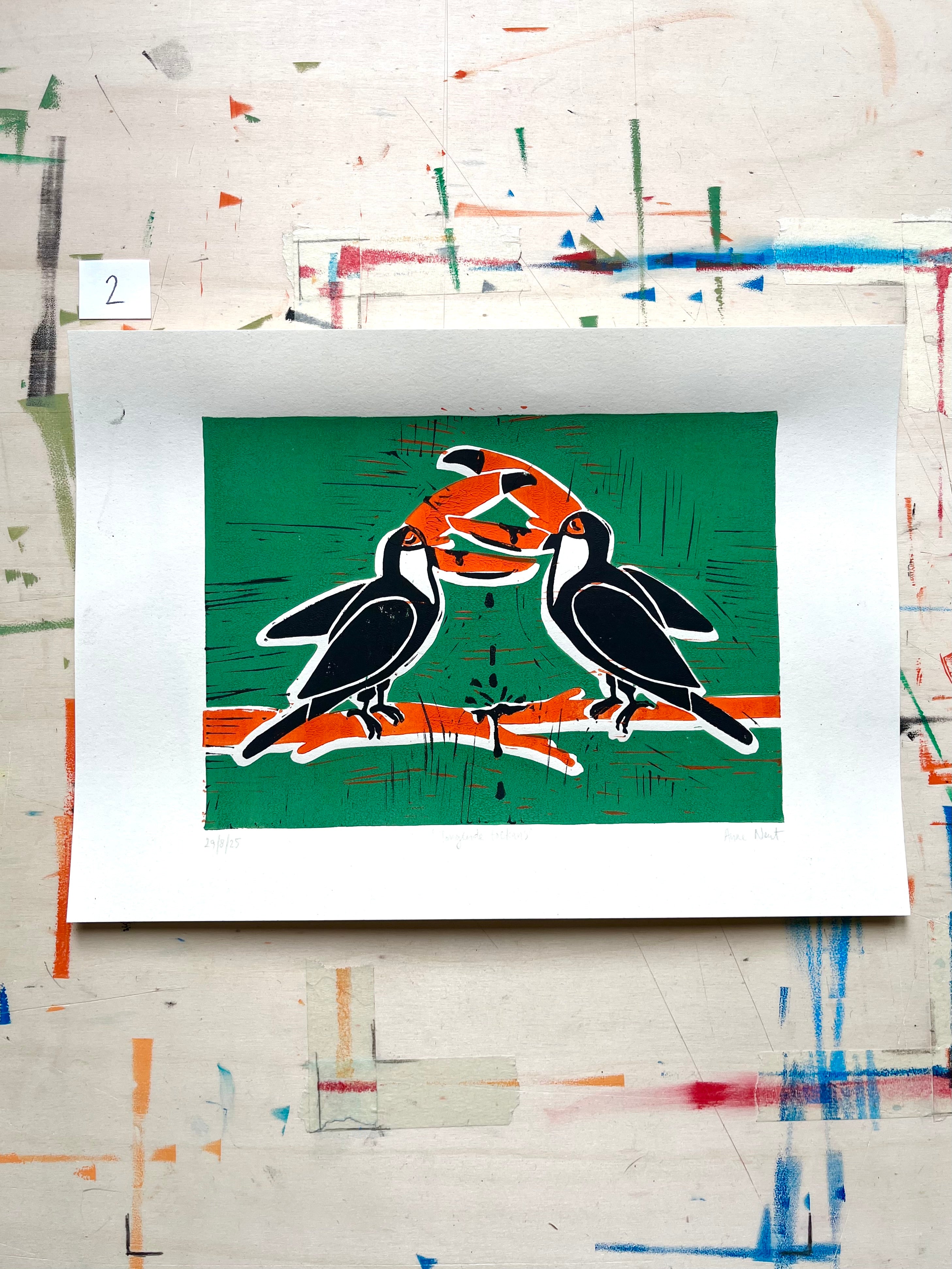 Handgemaakte linoprint door Anne Neuteboom cabaretier met tekening van tongende toekans Anne Neut Boetiek