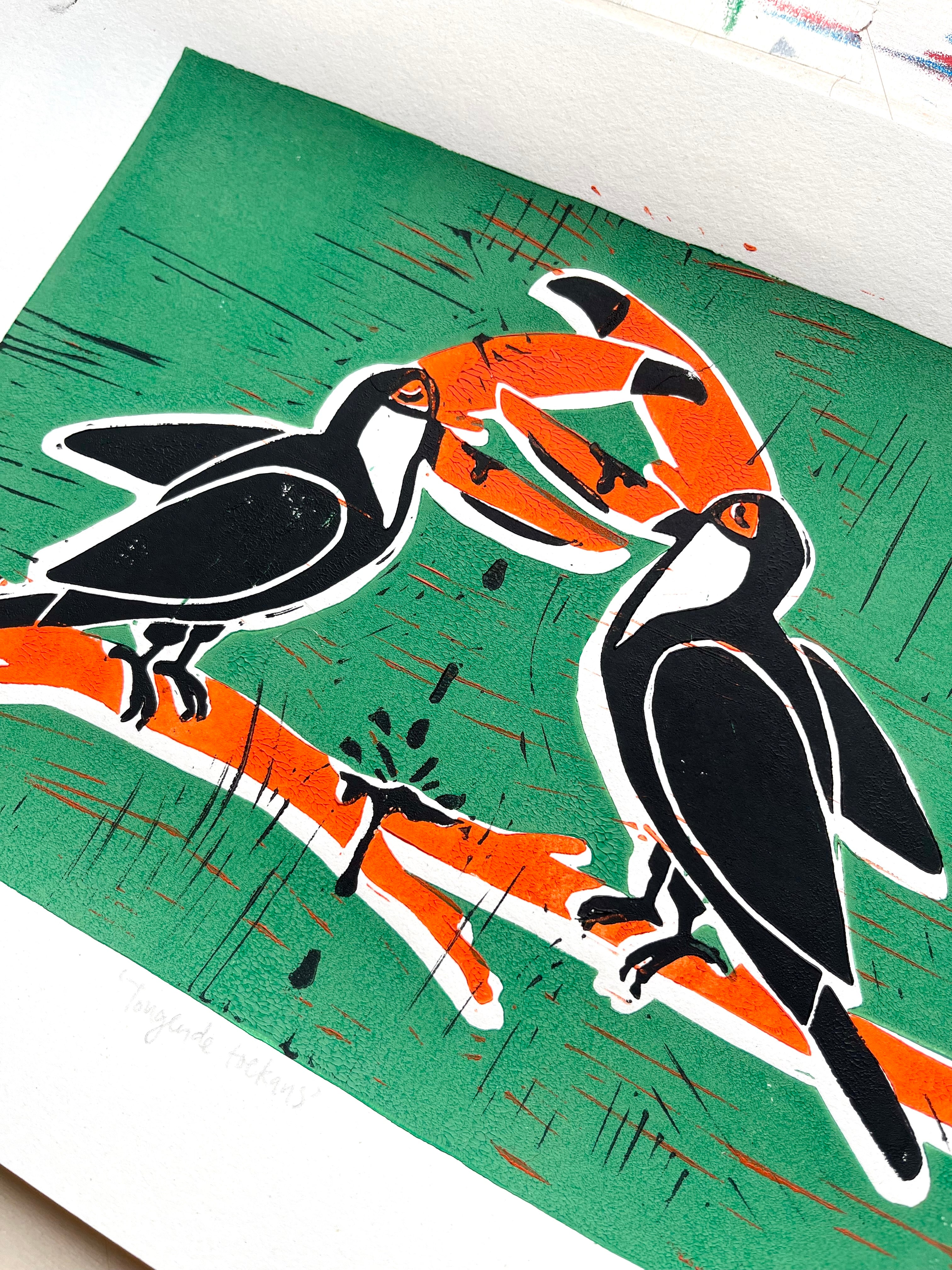 Handgemaakte linoprint door Anne Neuteboom cabaretier met tekening van tongende toekans Anne Neut Boetiek