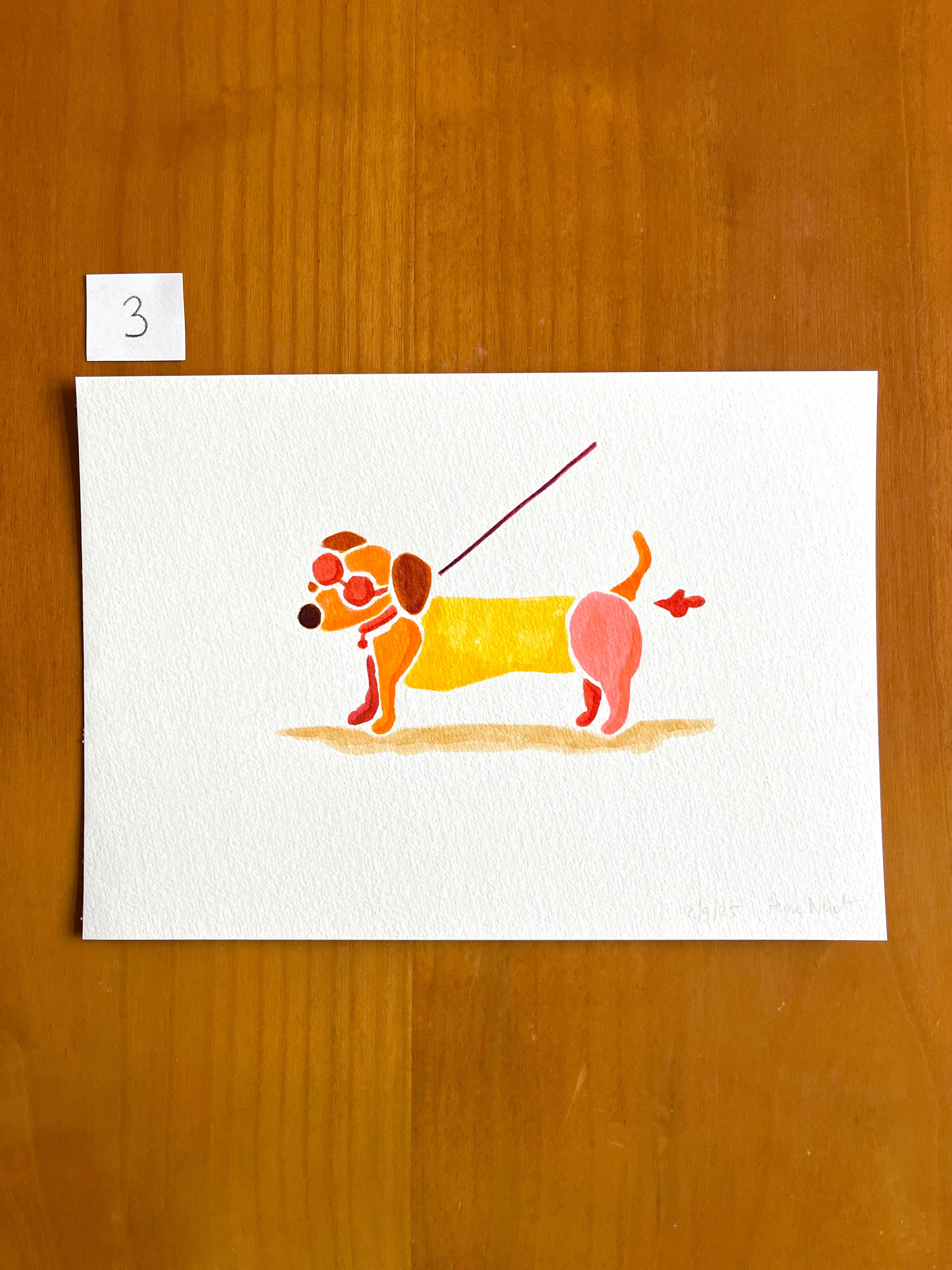 Tekening van teckel die een scheetje laat met aquarel markers op aquarel-papier door Anne Neuteboom cabaretier Anne Neut Boetiek