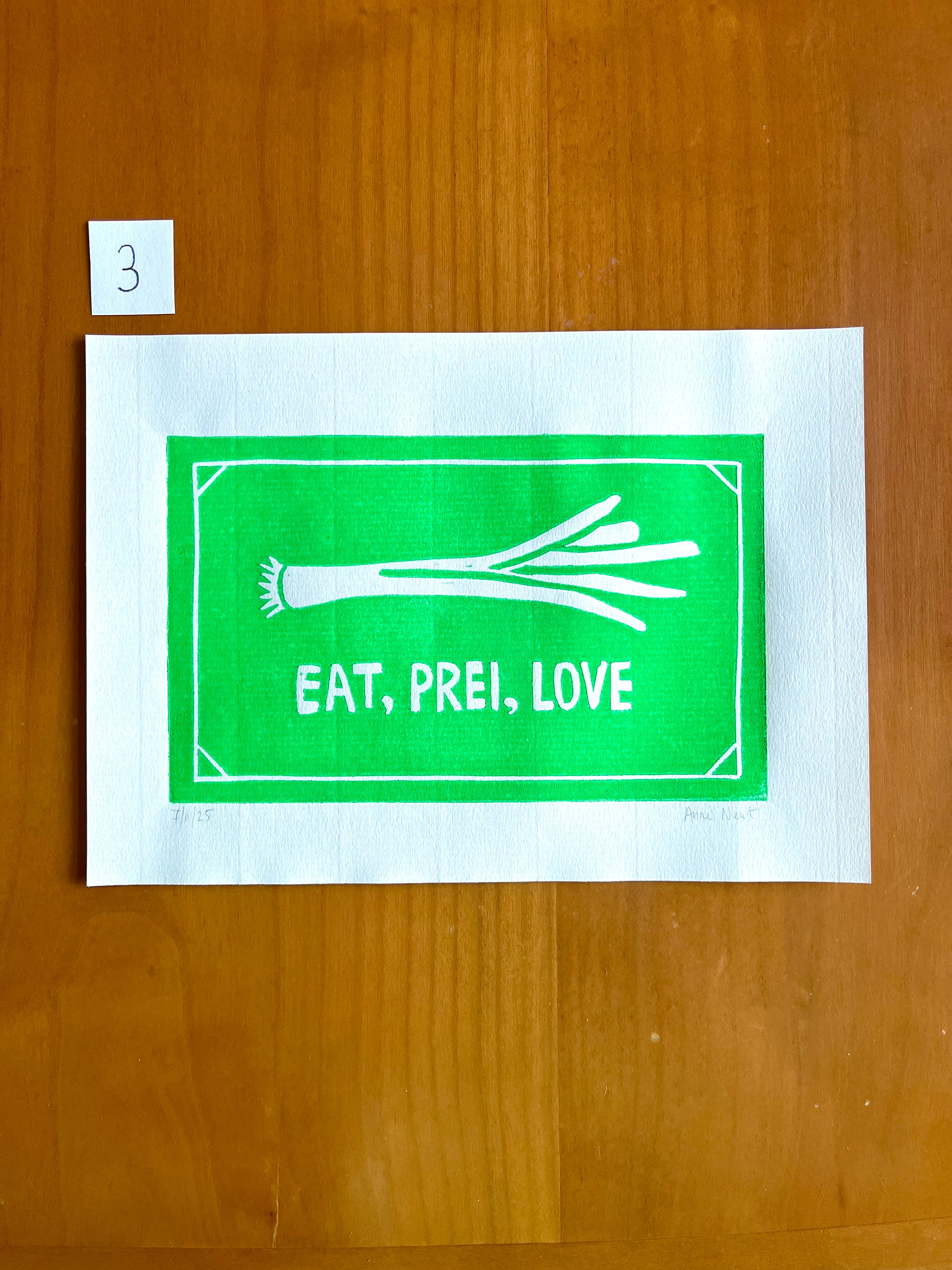 Linoprint van prei met woordgrap door Anne Neuteboom cabaretier Anne Neut Boetiek