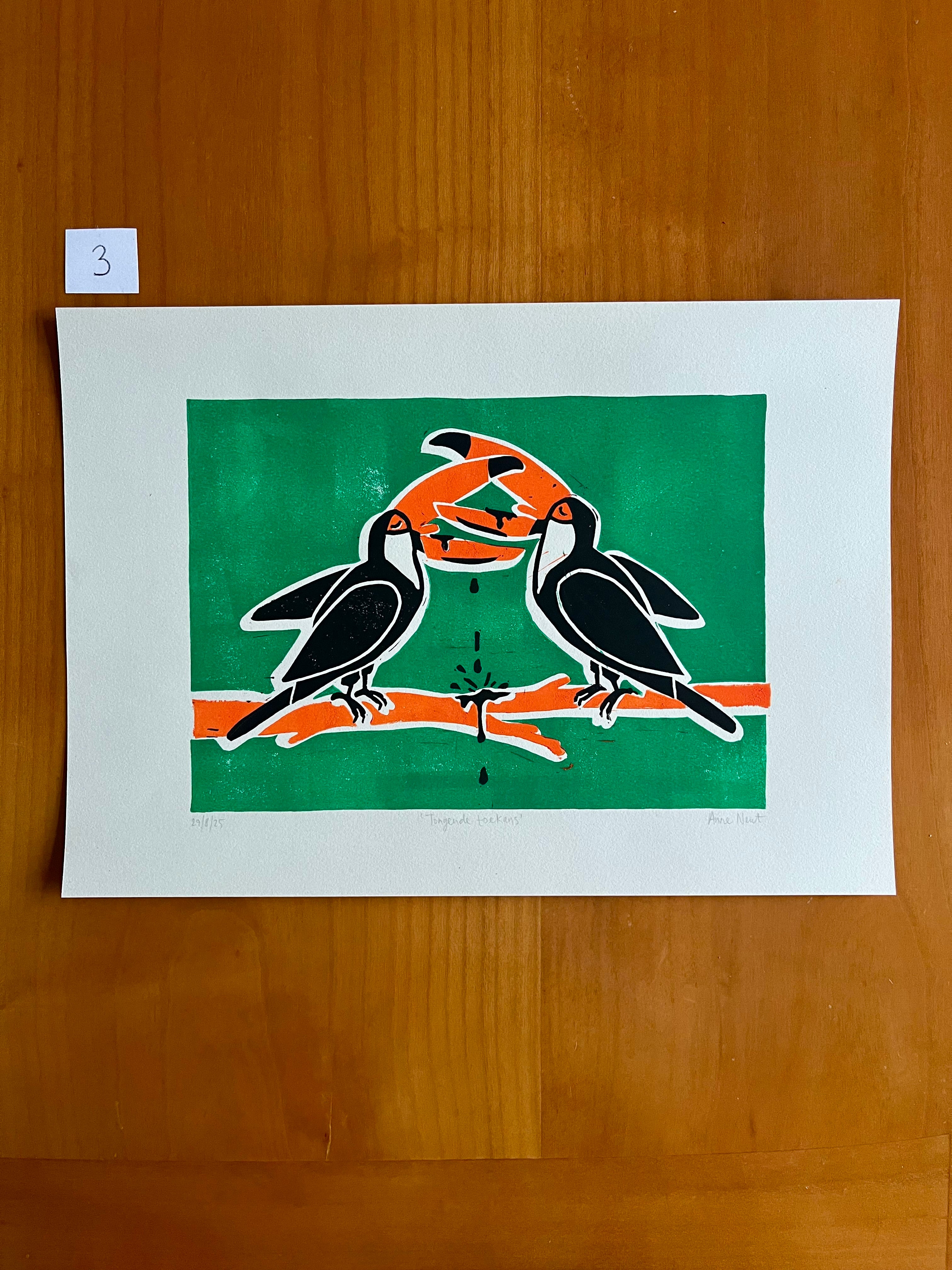 Handgedrukte lino print door Anne Neuteboom cabaretier met afbeelding van tongende toekans Anne Neut Boetiek