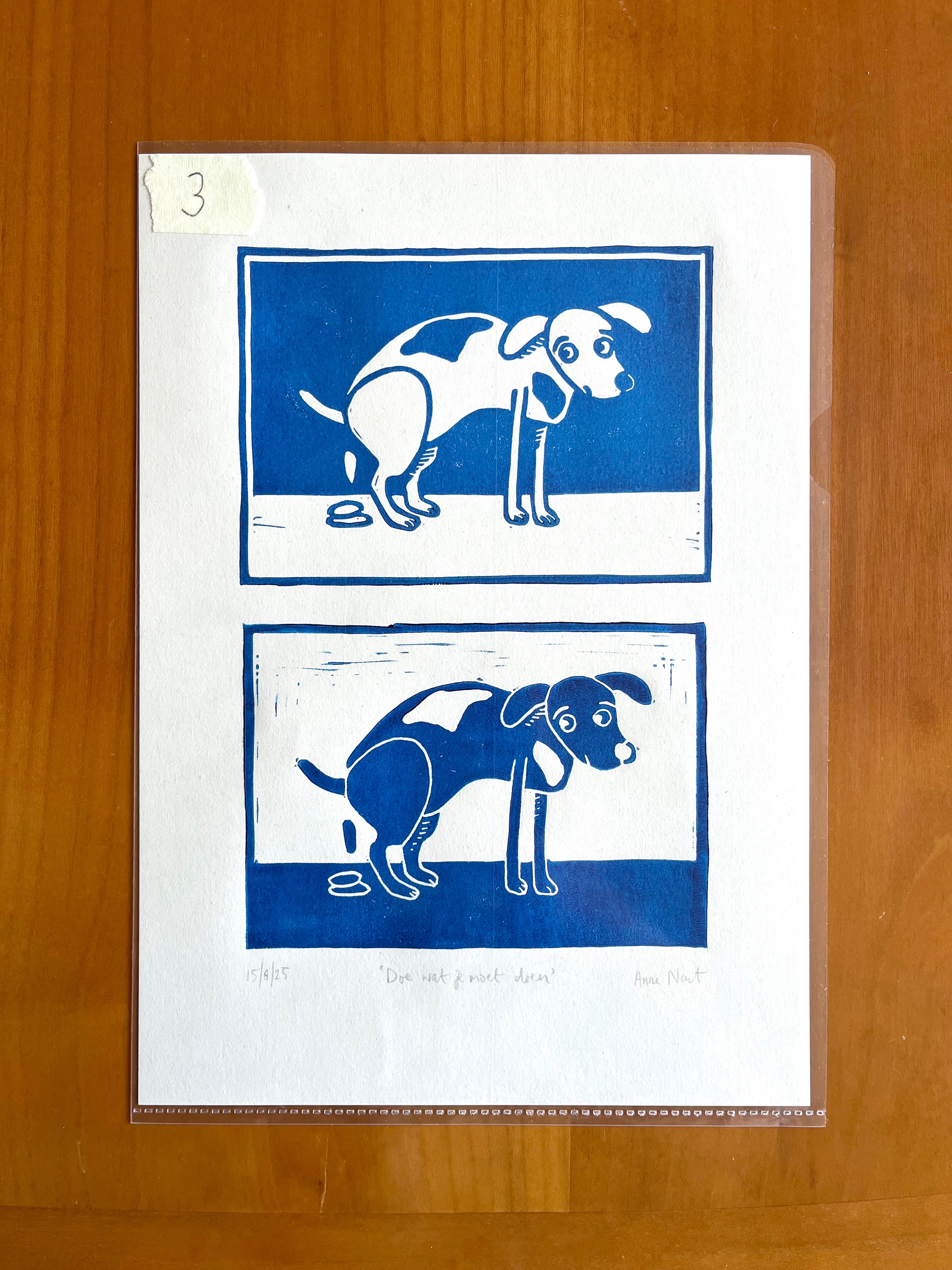 Linoprint van tekening van poepende hond door Anne Neuteboom cabaretier Anne Neut Boetiek