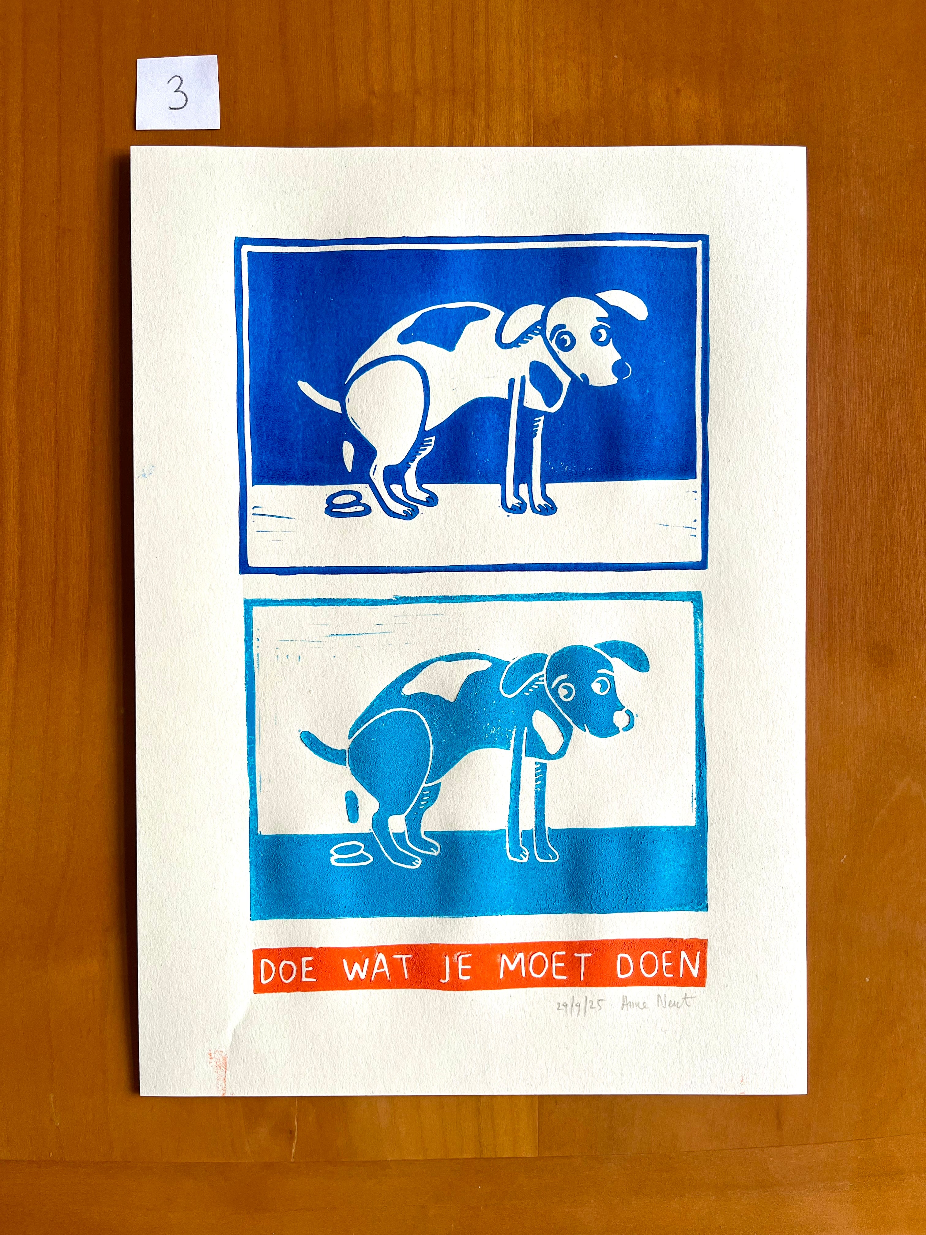 Linoprint van tekening van poepende hond door Anne Neuteboom cabaretier Anne Neut Boetiek