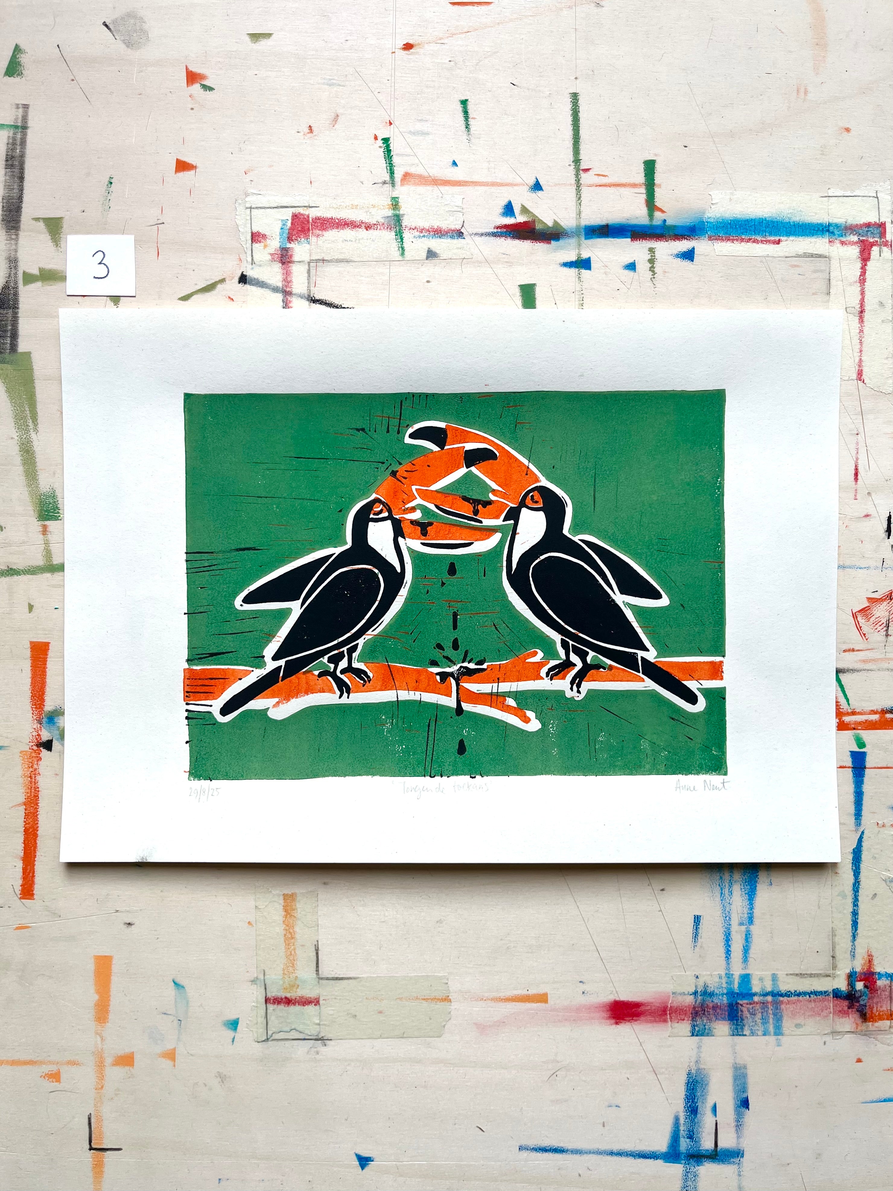 Handgemaakte linoprint door Anne Neuteboom cabaretier met tekening van tongende toekans Anne Neut Boetiek