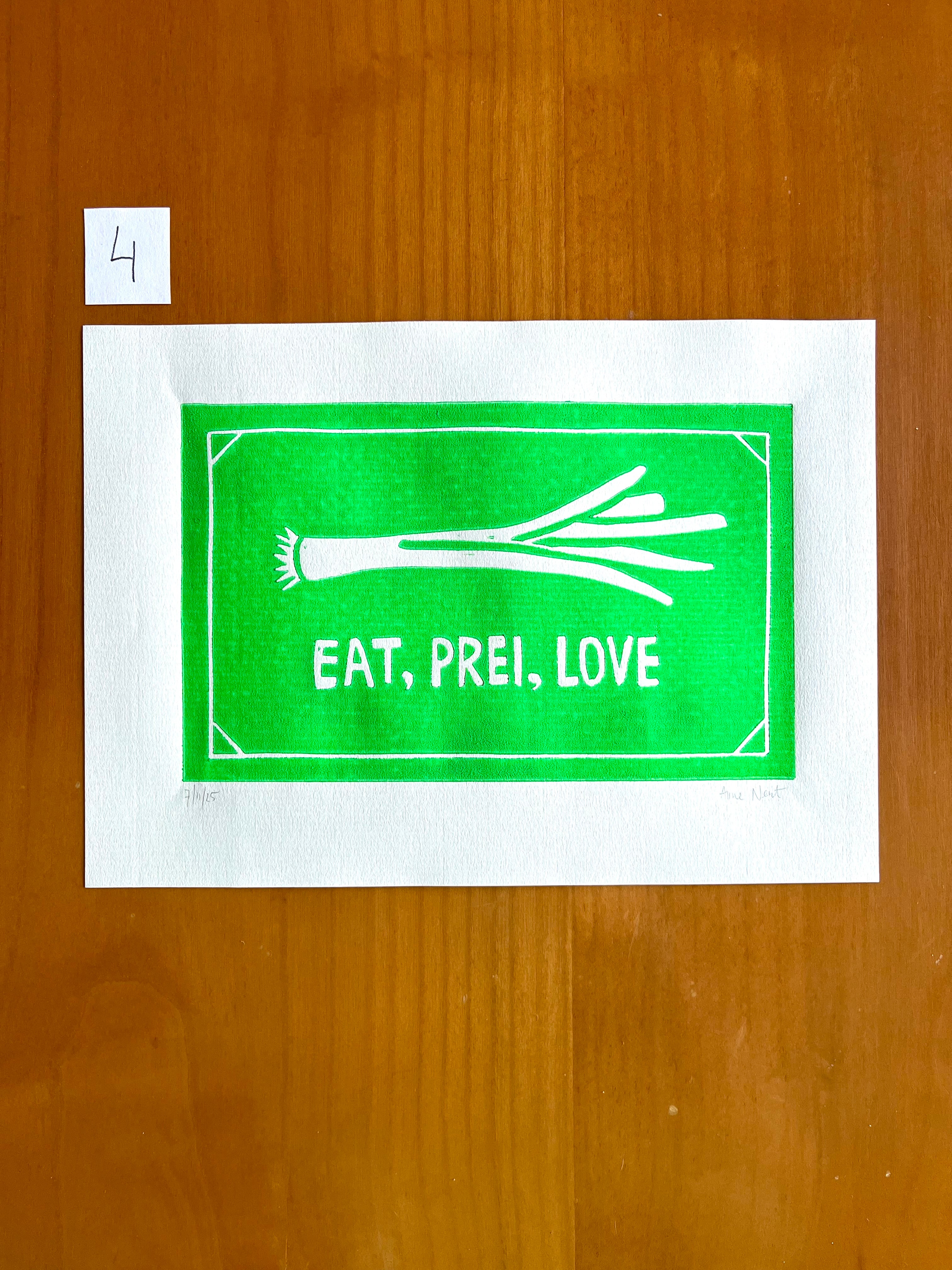 Linoprint van prei met woordgrap door Anne Neuteboom cabaretier Anne Neut Boetiek