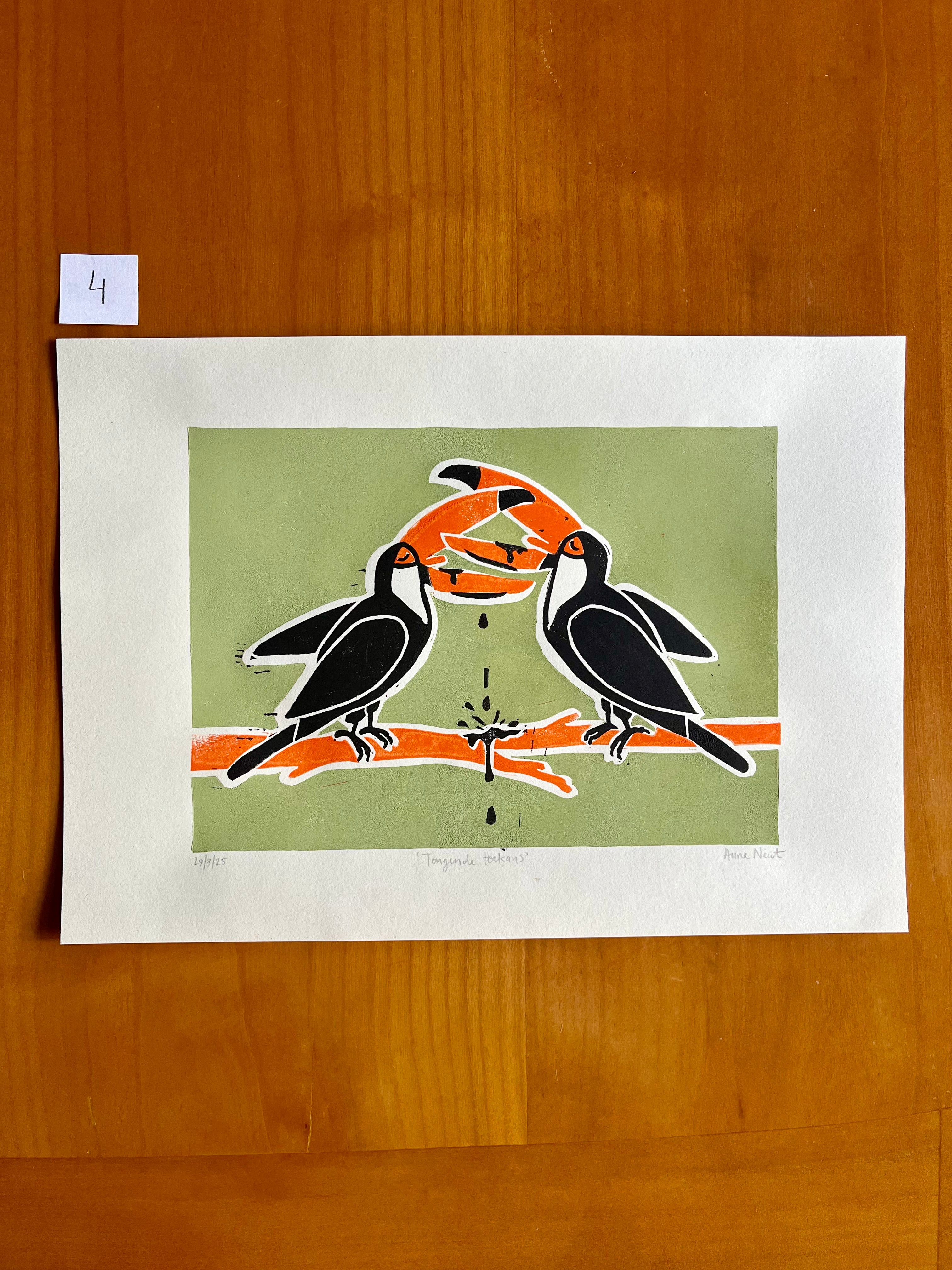 Handgedrukte lino print door Anne Neuteboom cabaretier met afbeelding van tongende toekans Anne Neut Boetiek