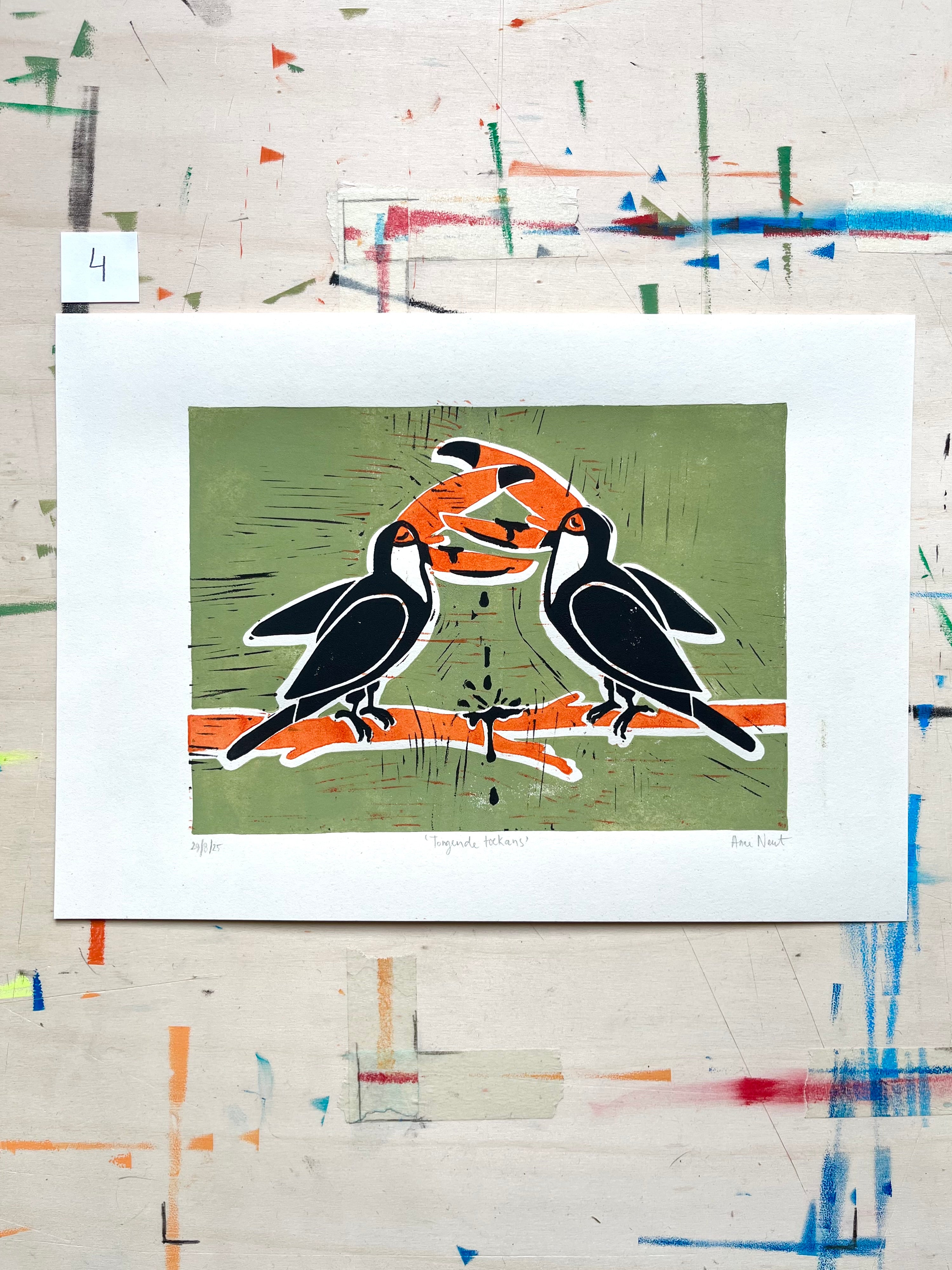 Handgemaakte linoprint door Anne Neuteboom cabaretier met tekening van tongende toekans Anne Neut Boetiek