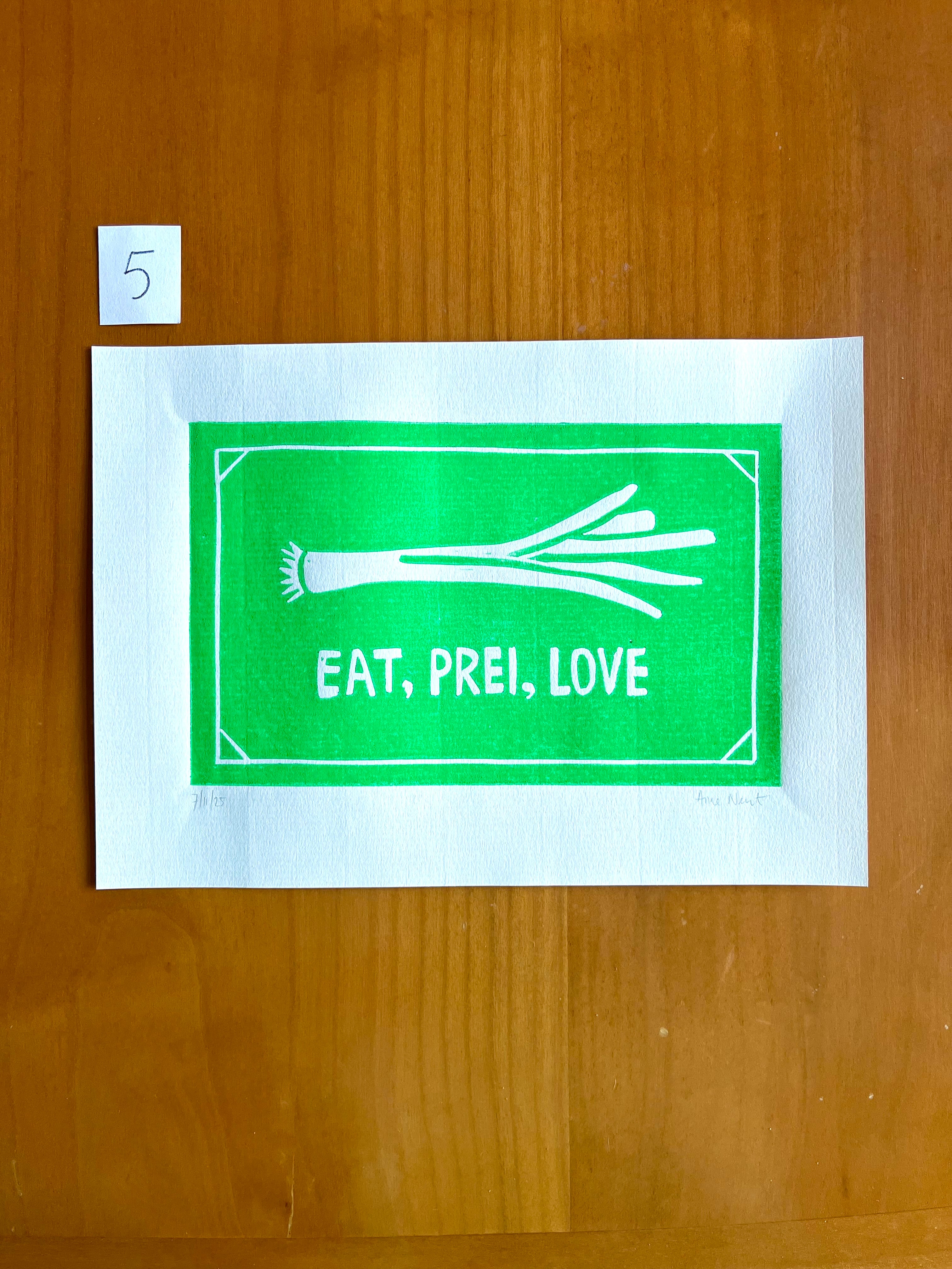 Linoprint van prei met woordgrap door Anne Neuteboom cabaretier Anne Neut Boetiek