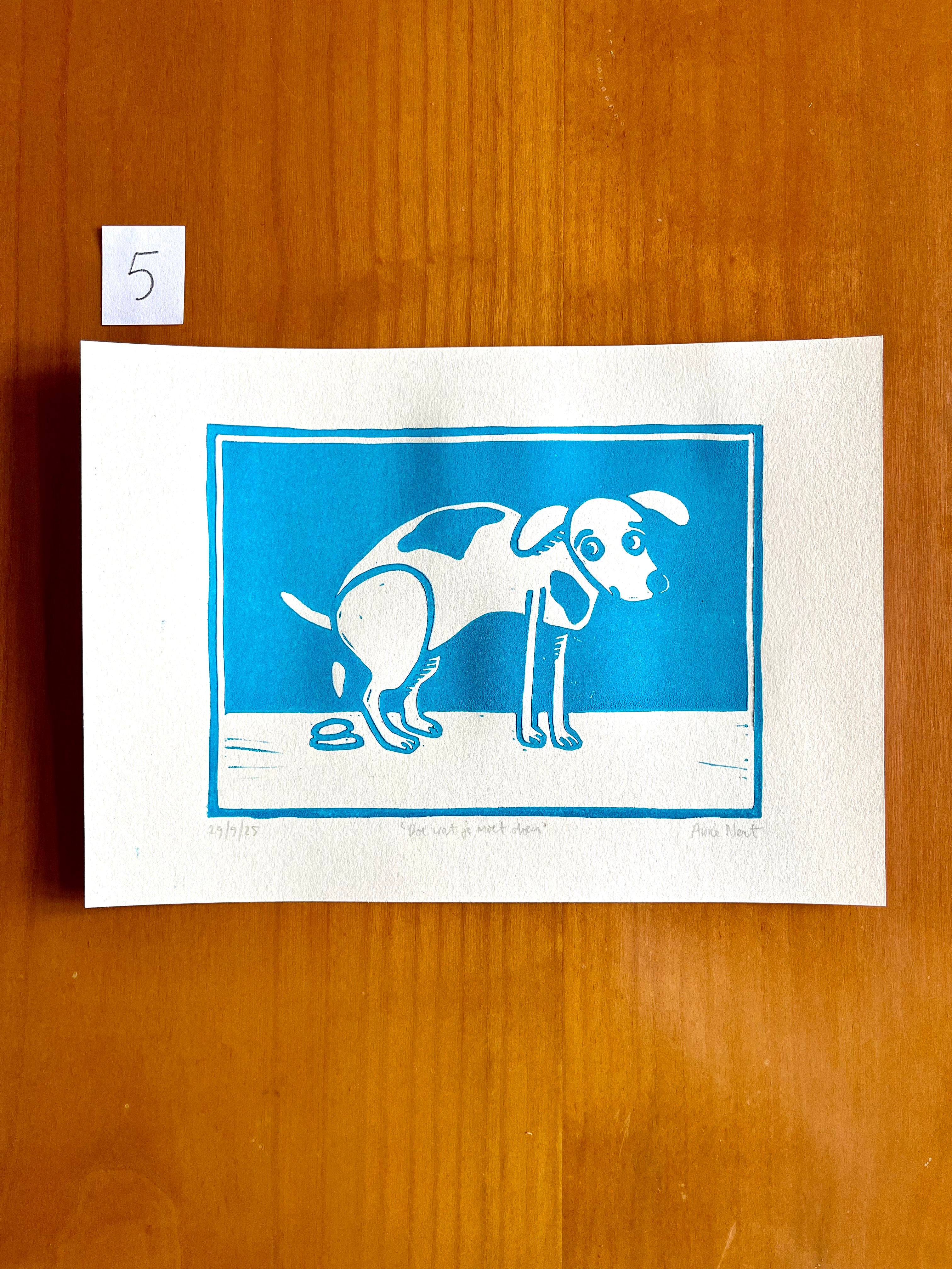 Linoprint van tekening van poepende hond door Anne Neuteboom cabaretier Anne Neut Boetiek