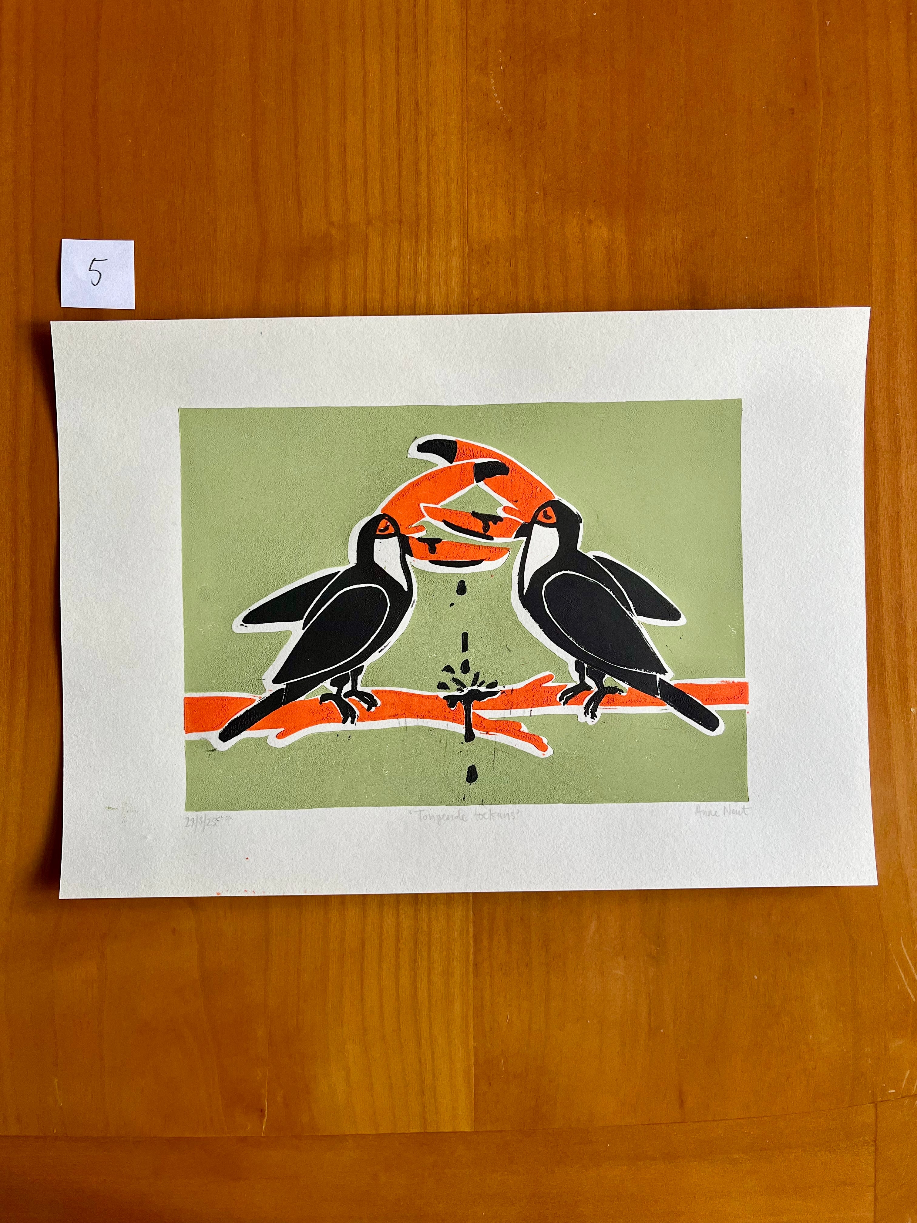 Handgedrukte lino print door Anne Neuteboom cabaretier met afbeelding van tongende toekans Anne Neut Boetiek